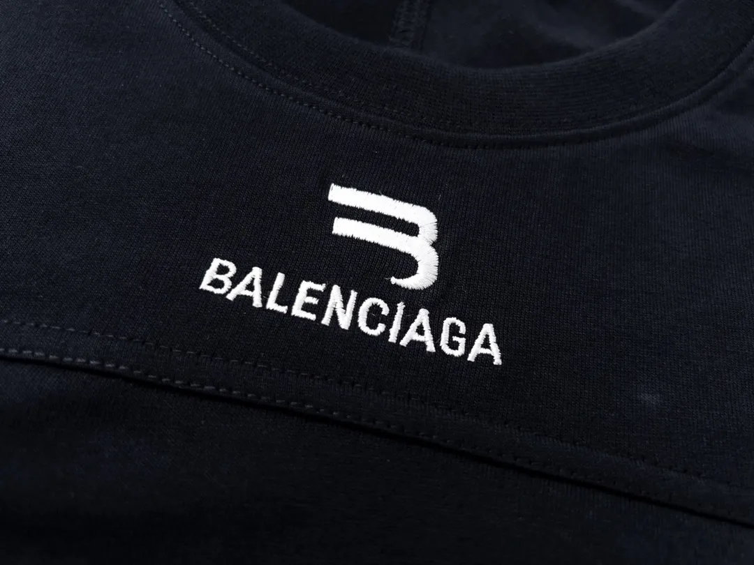 🅿️240 Detailed picture [Top version. Official website quality] BALENCI*GA/Paris#Classic LOGO embroidered on the chest multi-position short-sleeved T-shirt#brick cabinet synchronization The fabric is made of Paris ZP custom-woven and dyed cotton double yarn. Weighing 260 grams, the cloth surface is clean. The cloth pattern is clear, soft and comfortable. The threads are dyed with no color difference. The classic pattern embroidery uses imported Tajima embroidery machines, and the letters are three-dimensional and neat. Multi-position splicing. Double-needle crimping. The process is extremely complex. Different market currencies, welcome to compare. The version adopts OS loose shoulder style. Same style for men and women. Code: BL223016 Color: black gray. Royal blue Size: XS to L