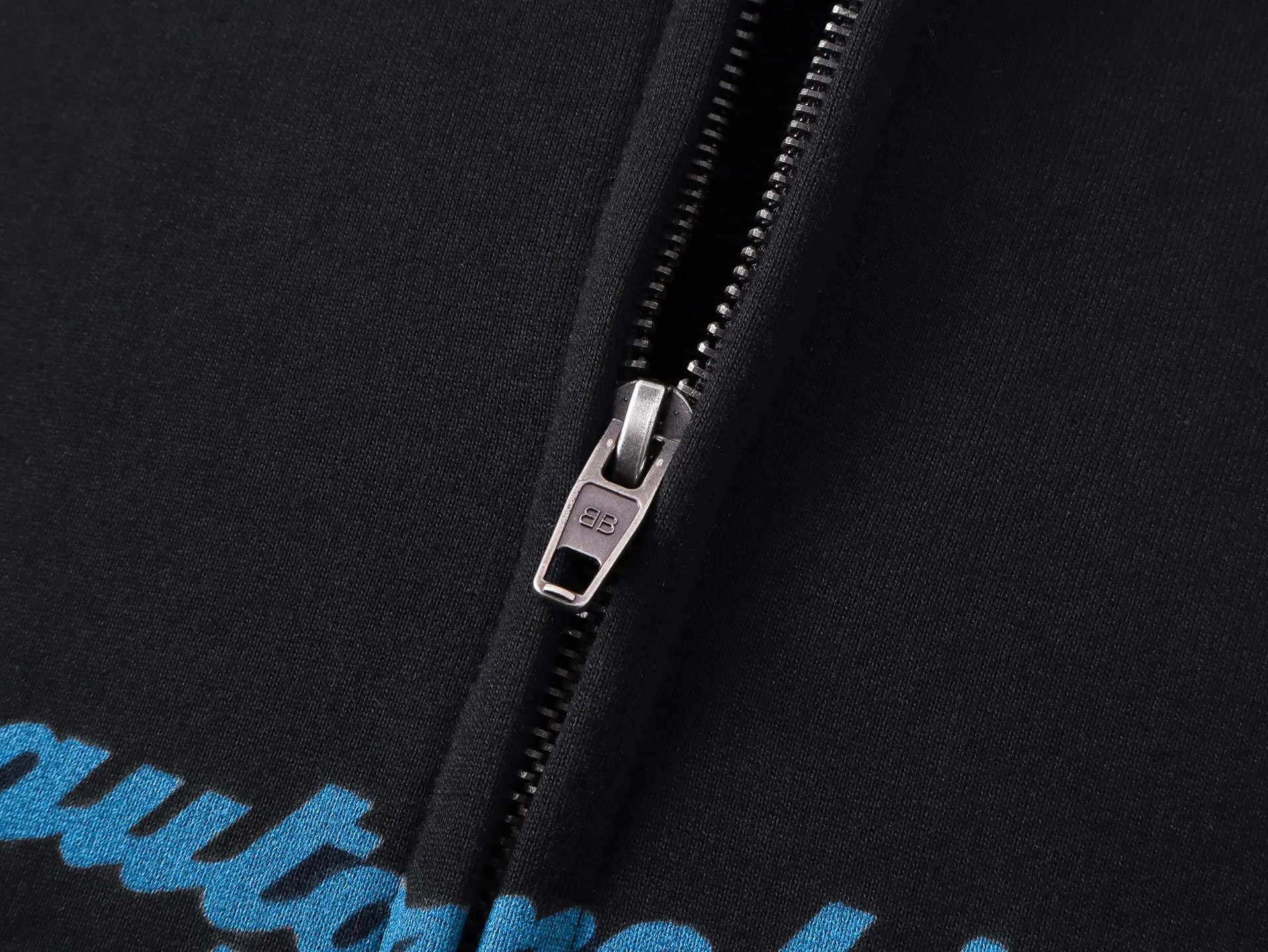 🅿️400 Actual pictures [Top version. Official website quality] BALENCI*GA/Paris co-branded Lamborghini Lamborghini front and back left and right sleeves direct-injection printed zipper cardigan sweatshirt SS25 latest model. Research and development at the first time, different market currencies. Comparisons welcome. The fabric is made of Paris ZP custom-woven and dyed cotton sweatshirt. Weighing 460 grams, the cloth surface is clean. The cloth pattern is clear, soft and comfortable. The threads are dyed with no color difference. Printing adopts computer direct printing. The pattern letters are clear, three-dimensional and without burrs. Jubie market produces pictures based on pictures. Welcome to compare. The version adopts OS loose shoulder design. Same style for men and women. Code: BL259909 Color: Black Size: XS S M L