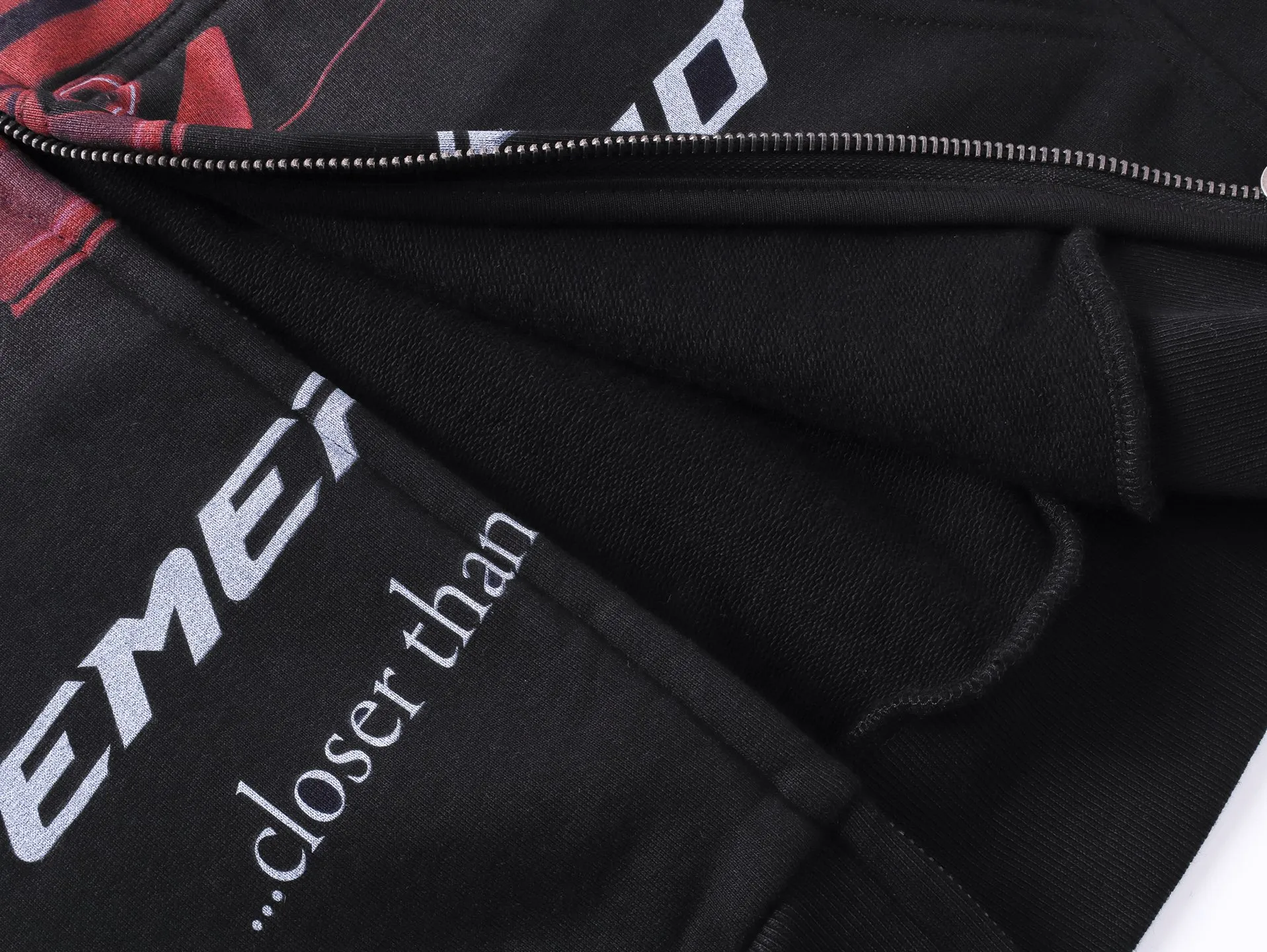 🅿️400 Actual pictures [Top version. Official website quality] BALENCI*GA/Paris co-branded Lamborghini Lamborghini front and back left and right sleeves direct-injection printed zipper cardigan sweatshirt SS25 latest model. Research and development at the first time, different market currencies. Comparisons welcome. The fabric is made of Paris ZP custom-woven and dyed cotton sweatshirt. Weighing 460 grams, the cloth surface is clean. The cloth pattern is clear, soft and comfortable. The threads are dyed with no color difference. Printing adopts computer direct printing. The pattern letters are clear, three-dimensional and without burrs. Jubie market produces pictures based on pictures. Welcome to compare. The version adopts OS loose shoulder design. Same style for men and women. Code: BL259909 Color: Black Size: XS S M L