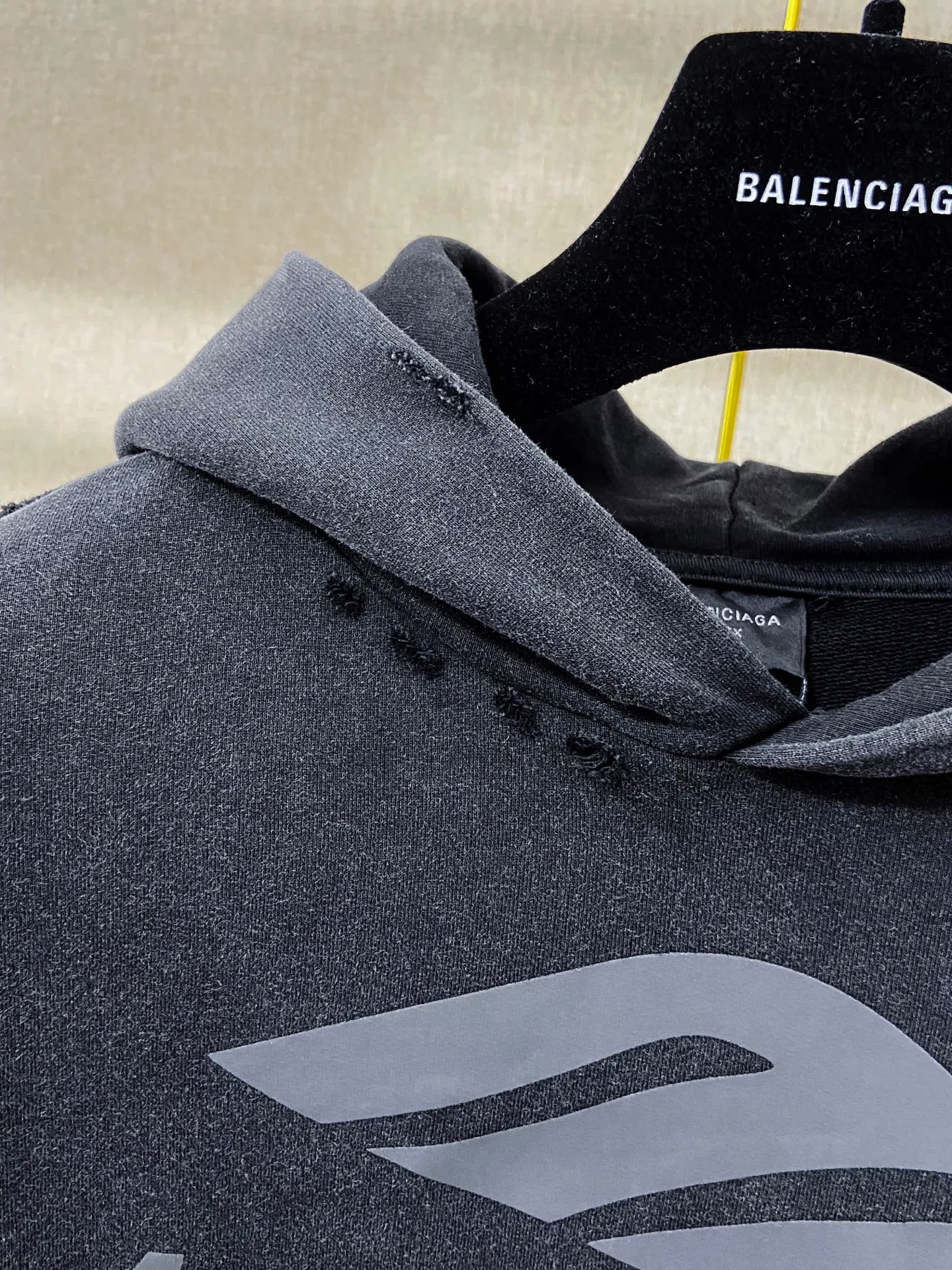 🅿️300 7186# Real photos Top version [[BALENCIA*GA] Official website quality Paris new 3M artistic letter printed hooded sweatshirt OS version Loose dropped shoulders Unisex style Fabric: 480g 100% cotton terry David sweater (garment wash) Process: front panel printing garment wash distressed worn shaping solid color Color: washed black gray white Size: XS S M L