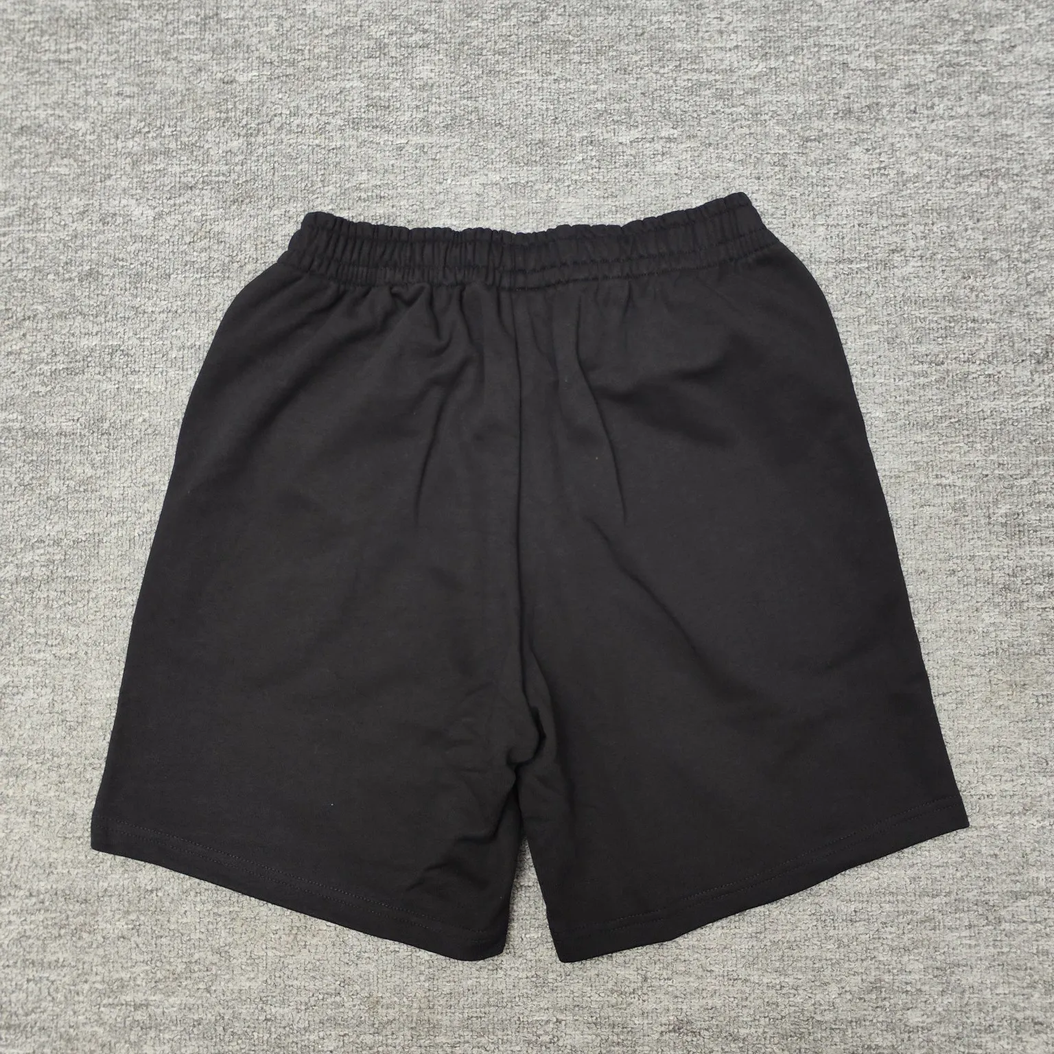 The top version of Balenciaga's new double-ring embroidered casual sports shorts, the same style for men and women. Embroidery: straight lines, round curves; neat stitches, no jagged edges; embroidered surface is flat, and the silk threads are not skewed; the stitch length is consistent, no bottom is exposed, and there is no overlap; the embroidered surface is smooth, without ink marks and other stains. Advanced imported embroidery machines are used to ensure the quality of each customer's logo embroidery.            Fabric: Made of 26-count combed cotton + 10-count cotton, with a weight of 260G. The fabric uses high-quality domestic Xinjiang cotton yarn. Xinjiang cotton is recognized as a superior material among domestic cotton. The fabric is woven using the internationally recognized Fukuhara knitting machine. The fabric has clear texture, good resilience, strong wrinkle resistance, good abrasion resistance and breathability. It is close to the skin, not easy to loosen and has a long-lasting wide effect. The fabric has good gloss, strength and wear resistance, small shrinkage and a good skeleton feel. The pure cotton cloth is produced by air flow liquid cylinder. The environmentally friendly dyeing meets the national first-class product requirements. It is not easy to fade and is not prone to creases and claw marks. Version: Fitted version, easy to wear all year round: The sewing machine needle uses No. 9 round-head needles, which will not puncture or break the fibers of the fabric. The density of the thread is 3CM/14 needles, which is tight and not loose or sparse; the sewing thread uses imported oil-proof treated thread, and there will be no oil stains; the car is an imported car with a silver sword and a knife, which does not eat or leave any cloth. It has a full sense of brand quality! Color: Black Size: S-XL P:310