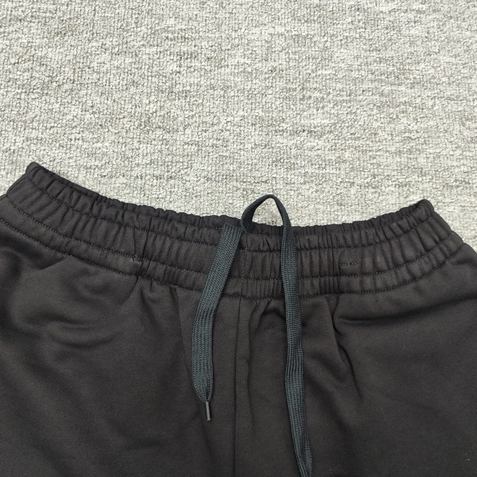 The top version of Balenciaga's new double-ring embroidered casual sports shorts, the same style for men and women. Embroidery: straight lines, round curves; neat stitches, no jagged edges; embroidered surface is flat, and the silk threads are not skewed; the stitch length is consistent, no bottom is exposed, and there is no overlap; the embroidered surface is smooth, without ink marks and other stains. Advanced imported embroidery machines are used to ensure the quality of each customer's logo embroidery.            Fabric: Made of 26-count combed cotton + 10-count cotton, with a weight of 260G. The fabric uses high-quality domestic Xinjiang cotton yarn. Xinjiang cotton is recognized as a superior material among domestic cotton. The fabric is woven using the internationally recognized Fukuhara knitting machine. The fabric has clear texture, good resilience, strong wrinkle resistance, good abrasion resistance and breathability. It is close to the skin, not easy to loosen and has a long-lasting wide effect. The fabric has good gloss, strength and wear resistance, small shrinkage and a good skeleton feel. The pure cotton cloth is produced by air flow liquid cylinder. The environmentally friendly dyeing meets the national first-class product requirements. It is not easy to fade and is not prone to creases and claw marks. Version: Fitted version, easy to wear all year round: The sewing machine needle uses No. 9 round-head needles, which will not puncture or break the fibers of the fabric. The density of the thread is 3CM/14 needles, which is tight and not loose or sparse; the sewing thread uses imported oil-proof treated thread, and there will be no oil stains; the car is an imported car with a silver sword and a knife, which does not eat or leave any cloth. It has a full sense of brand quality! Color: Black Size: S-XL P:310
