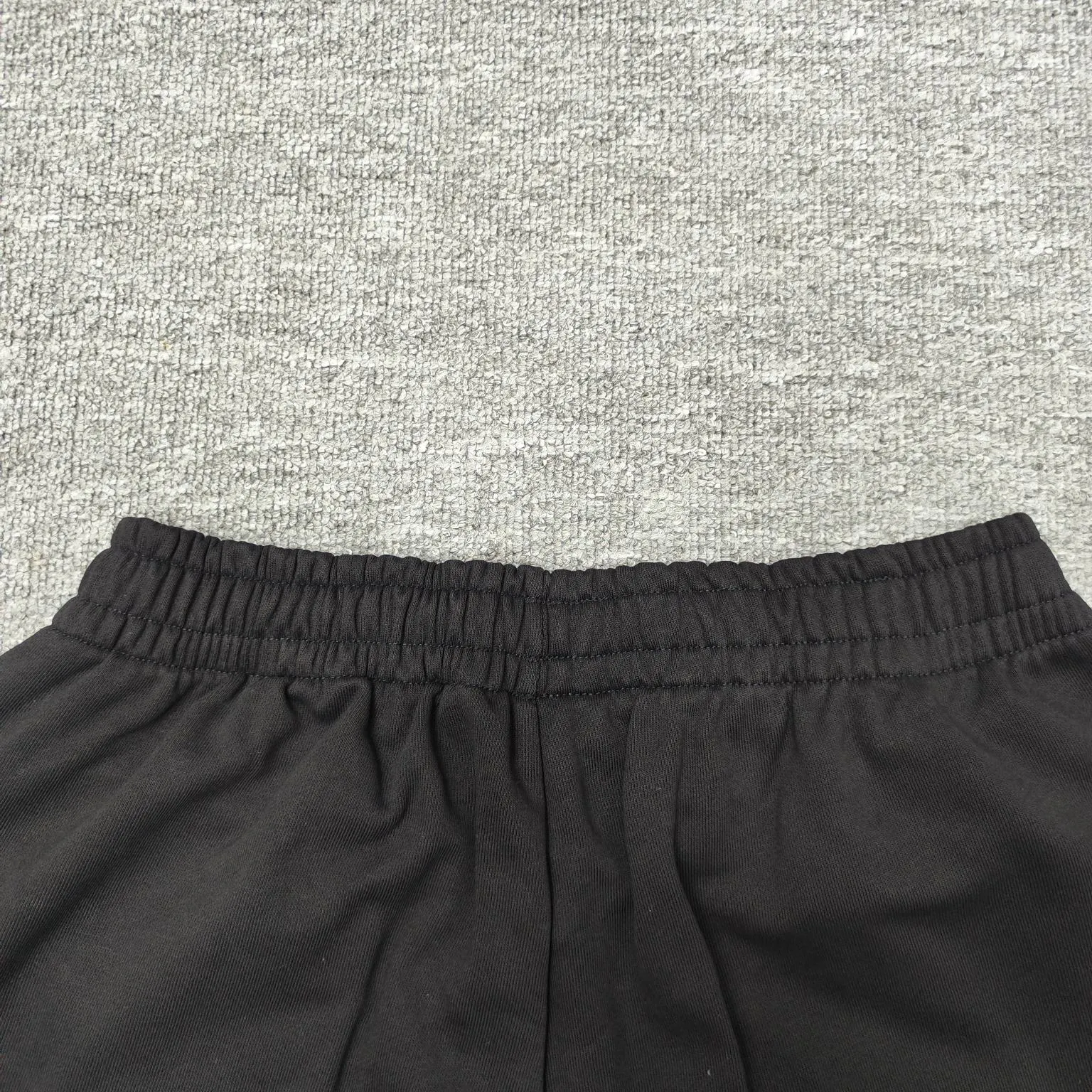 The top version of Balenciaga's new double-ring embroidered casual sports shorts, the same style for men and women. Embroidery: straight lines, round curves; neat stitches, no jagged edges; embroidered surface is flat, and the silk threads are not skewed; the stitch length is consistent, no bottom is exposed, and there is no overlap; the embroidered surface is smooth, without ink marks and other stains. Advanced imported embroidery machines are used to ensure the quality of each customer's logo embroidery.            Fabric: Made of 26-count combed cotton + 10-count cotton, with a weight of 260G. The fabric uses high-quality domestic Xinjiang cotton yarn. Xinjiang cotton is recognized as a superior material among domestic cotton. The fabric is woven using the internationally recognized Fukuhara knitting machine. The fabric has clear texture, good resilience, strong wrinkle resistance, good abrasion resistance and breathability. It is close to the skin, not easy to loosen and has a long-lasting wide effect. The fabric has good gloss, strength and wear resistance, small shrinkage and a good skeleton feel. The pure cotton cloth is produced by air flow liquid cylinder. The environmentally friendly dyeing meets the national first-class product requirements. It is not easy to fade and is not prone to creases and claw marks. Version: Fitted version, easy to wear all year round: The sewing machine needle uses No. 9 round-head needles, which will not puncture or break the fibers of the fabric. The density of the thread is 3CM/14 needles, which is tight and not loose or sparse; the sewing thread uses imported oil-proof treated thread, and there will be no oil stains; the car is an imported car with a silver sword and a knife, which does not eat or leave any cloth. It has a full sense of brand quality! Color: Black Size: S-XL P:310