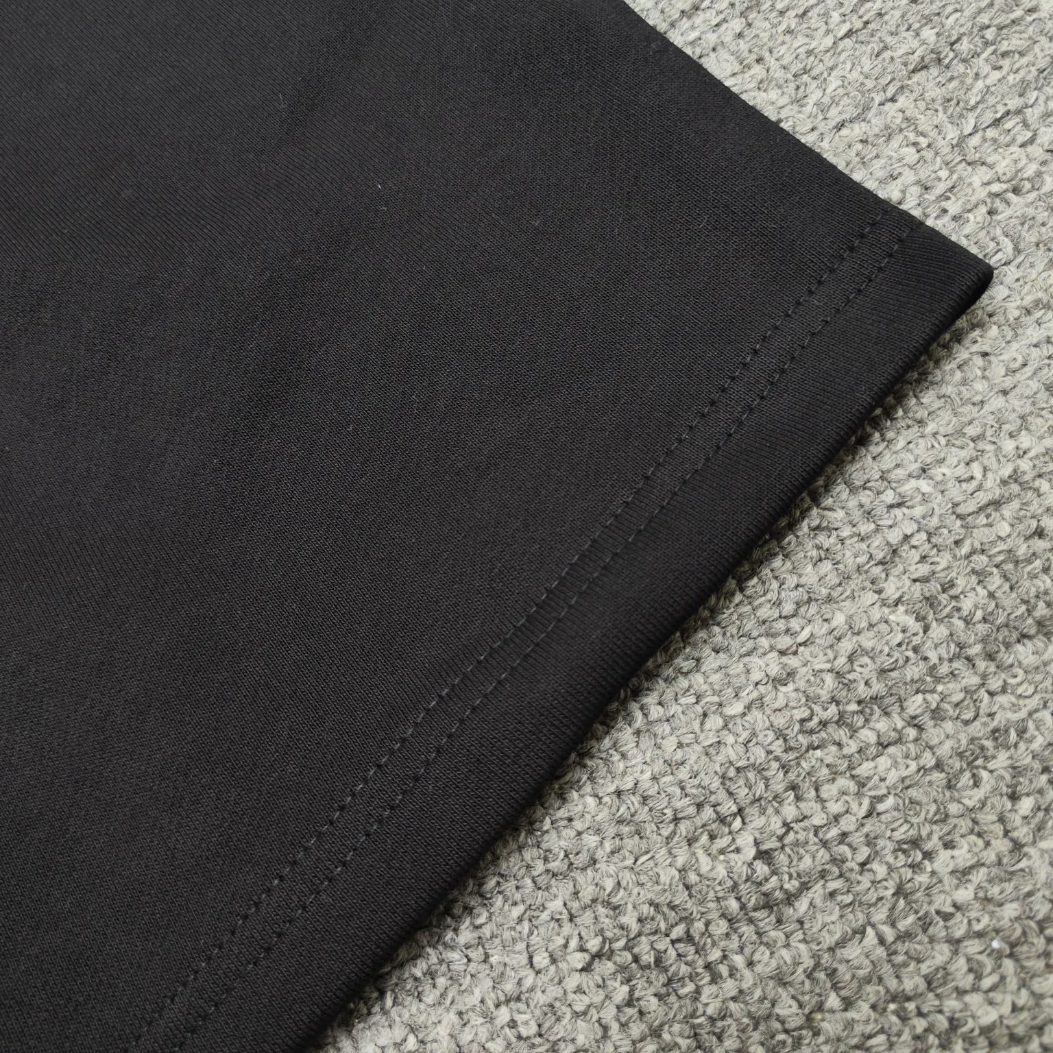 The top version of Balenciaga's new double-ring embroidered casual sports shorts, the same style for men and women. Embroidery: straight lines, round curves; neat stitches, no jagged edges; embroidered surface is flat, and the silk threads are not skewed; the stitch length is consistent, no bottom is exposed, and there is no overlap; the embroidered surface is smooth, without ink marks and other stains. Advanced imported embroidery machines are used to ensure the quality of each customer's logo embroidery.            Fabric: Made of 26-count combed cotton + 10-count cotton, with a weight of 260G. The fabric uses high-quality domestic Xinjiang cotton yarn. Xinjiang cotton is recognized as a superior material among domestic cotton. The fabric is woven using the internationally recognized Fukuhara knitting machine. The fabric has clear texture, good resilience, strong wrinkle resistance, good abrasion resistance and breathability. It is close to the skin, not easy to loosen and has a long-lasting wide effect. The fabric has good gloss, strength and wear resistance, small shrinkage and a good skeleton feel. The pure cotton cloth is produced by air flow liquid cylinder. The environmentally friendly dyeing meets the national first-class product requirements. It is not easy to fade and is not prone to creases and claw marks. Version: Fitted version, easy to wear all year round: The sewing machine needle uses No. 9 round-head needles, which will not puncture or break the fibers of the fabric. The density of the thread is 3CM/14 needles, which is tight and not loose or sparse; the sewing thread uses imported oil-proof treated thread, and there will be no oil stains; the car is an imported car with a silver sword and a knife, which does not eat or leave any cloth. It has a full sense of brand quality! Color: Black Size: S-XL P:310