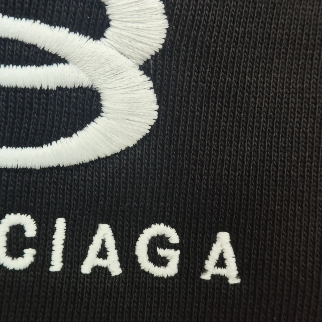 The top version of Balenciaga's new double-ring embroidered casual sports shorts, the same style for men and women. Embroidery: straight lines, round curves; neat stitches, no jagged edges; embroidered surface is flat, and the silk threads are not skewed; the stitch length is consistent, no bottom is exposed, and there is no overlap; the embroidered surface is smooth, without ink marks and other stains. Advanced imported embroidery machines are used to ensure the quality of each customer's logo embroidery.            Fabric: Made of 26-count combed cotton + 10-count cotton, with a weight of 260G. The fabric uses high-quality domestic Xinjiang cotton yarn. Xinjiang cotton is recognized as a superior material among domestic cotton. The fabric is woven using the internationally recognized Fukuhara knitting machine. The fabric has clear texture, good resilience, strong wrinkle resistance, good abrasion resistance and breathability. It is close to the skin, not easy to loosen and has a long-lasting wide effect. The fabric has good gloss, strength and wear resistance, small shrinkage and a good skeleton feel. The pure cotton cloth is produced by air flow liquid cylinder. The environmentally friendly dyeing meets the national first-class product requirements. It is not easy to fade and is not prone to creases and claw marks. Version: Fitted version, easy to wear all year round: The sewing machine needle uses No. 9 round-head needles, which will not puncture or break the fibers of the fabric. The density of the thread is 3CM/14 needles, which is tight and not loose or sparse; the sewing thread uses imported oil-proof treated thread, and there will be no oil stains; the car is an imported car with a silver sword and a knife, which does not eat or leave any cloth. It has a full sense of brand quality! Color: Black Size: S-XL P:310