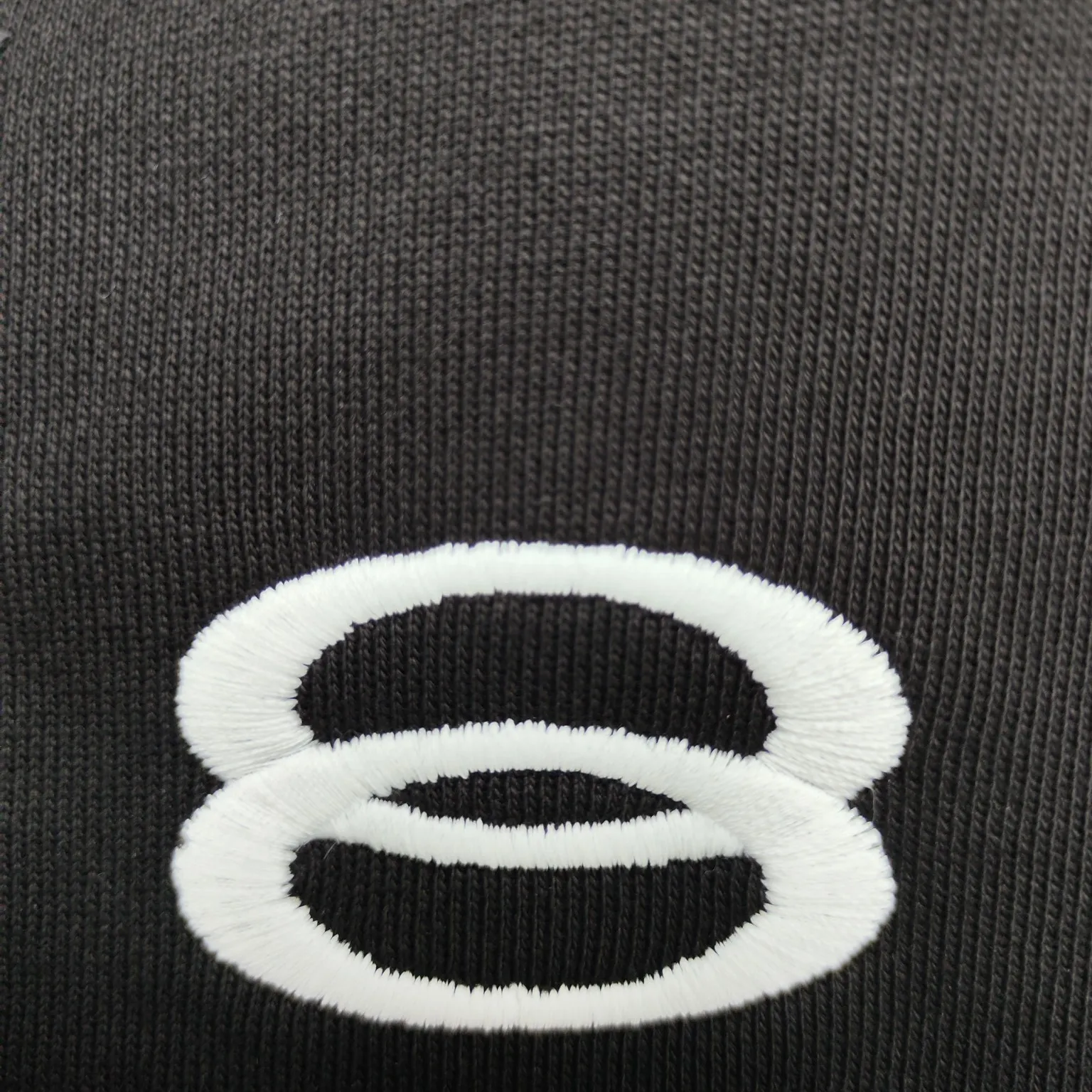 The top version of Balenciaga's new double-ring embroidered casual sports shorts, the same style for men and women. Embroidery: straight lines, round curves; neat stitches, no jagged edges; embroidered surface is flat, and the silk threads are not skewed; the stitch length is consistent, no bottom is exposed, and there is no overlap; the embroidered surface is smooth, without ink marks and other stains. Advanced imported embroidery machines are used to ensure the quality of each customer's logo embroidery.            Fabric: Made of 26-count combed cotton + 10-count cotton, with a weight of 260G. The fabric uses high-quality domestic Xinjiang cotton yarn. Xinjiang cotton is recognized as a superior material among domestic cotton. The fabric is woven using the internationally recognized Fukuhara knitting machine. The fabric has clear texture, good resilience, strong wrinkle resistance, good abrasion resistance and breathability. It is close to the skin, not easy to loosen and has a long-lasting wide effect. The fabric has good gloss, strength and wear resistance, small shrinkage and a good skeleton feel. The pure cotton cloth is produced by air flow liquid cylinder. The environmentally friendly dyeing meets the national first-class product requirements. It is not easy to fade and is not prone to creases and claw marks. Version: Fitted version, easy to wear all year round: The sewing machine needle uses No. 9 round-head needles, which will not puncture or break the fibers of the fabric. The density of the thread is 3CM/14 needles, which is tight and not loose or sparse; the sewing thread uses imported oil-proof treated thread, and there will be no oil stains; the car is an imported car with a silver sword and a knife, which does not eat or leave any cloth. It has a full sense of brand quality! Color: Black Size: S-XL P:310