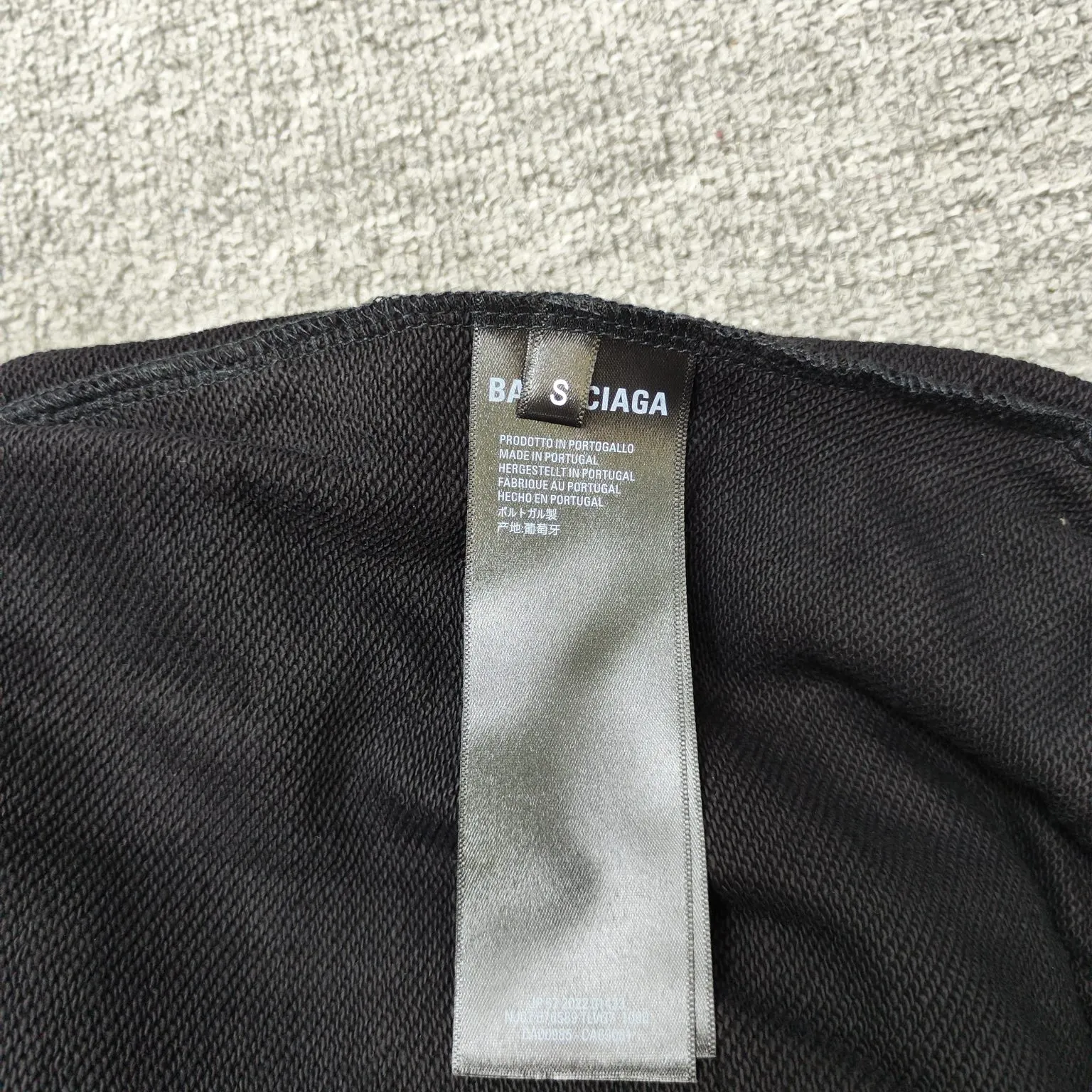 The top version of Balenciaga's new double-ring embroidered casual sports shorts, the same style for men and women. Embroidery: straight lines, round curves; neat stitches, no jagged edges; embroidered surface is flat, and the silk threads are not skewed; the stitch length is consistent, no bottom is exposed, and there is no overlap; the embroidered surface is smooth, without ink marks and other stains. Advanced imported embroidery machines are used to ensure the quality of each customer's logo embroidery.            Fabric: Made of 26-count combed cotton + 10-count cotton, with a weight of 260G. The fabric uses high-quality domestic Xinjiang cotton yarn. Xinjiang cotton is recognized as a superior material among domestic cotton. The fabric is woven using the internationally recognized Fukuhara knitting machine. The fabric has clear texture, good resilience, strong wrinkle resistance, good abrasion resistance and breathability. It is close to the skin, not easy to loosen and has a long-lasting wide effect. The fabric has good gloss, strength and wear resistance, small shrinkage and a good skeleton feel. The pure cotton cloth is produced by air flow liquid cylinder. The environmentally friendly dyeing meets the national first-class product requirements. It is not easy to fade and is not prone to creases and claw marks. Version: Fitted version, easy to wear all year round: The sewing machine needle uses No. 9 round-head needles, which will not puncture or break the fibers of the fabric. The density of the thread is 3CM/14 needles, which is tight and not loose or sparse; the sewing thread uses imported oil-proof treated thread, and there will be no oil stains; the car is an imported car with a silver sword and a knife, which does not eat or leave any cloth. It has a full sense of brand quality! Color: Black Size: S-XL P:310