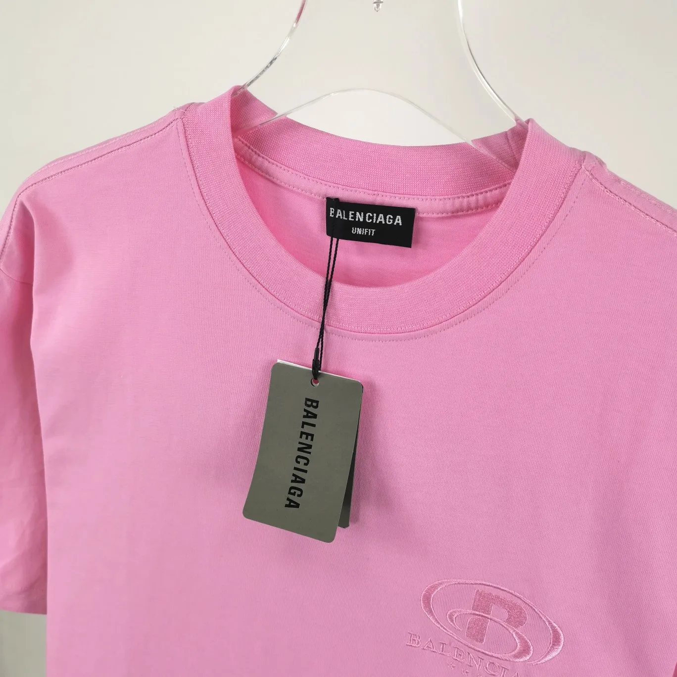 [New arrival] The top tested version of the new BALENCIAGA Balenciaga five-star embroidered environmentally friendly big LOGO male and female couple star same style short-sleeved T-shirt BEHRINGER embroidery technology, 5-star environmentally friendly series! The embroidery is meticulous and detailed! The font is full and the texture is clear! The fabric is made of 280g high-count double-yarn pure cotton, polyester-free, and absolutely no pilling! Size: XS-L Color: Black Pink P:250