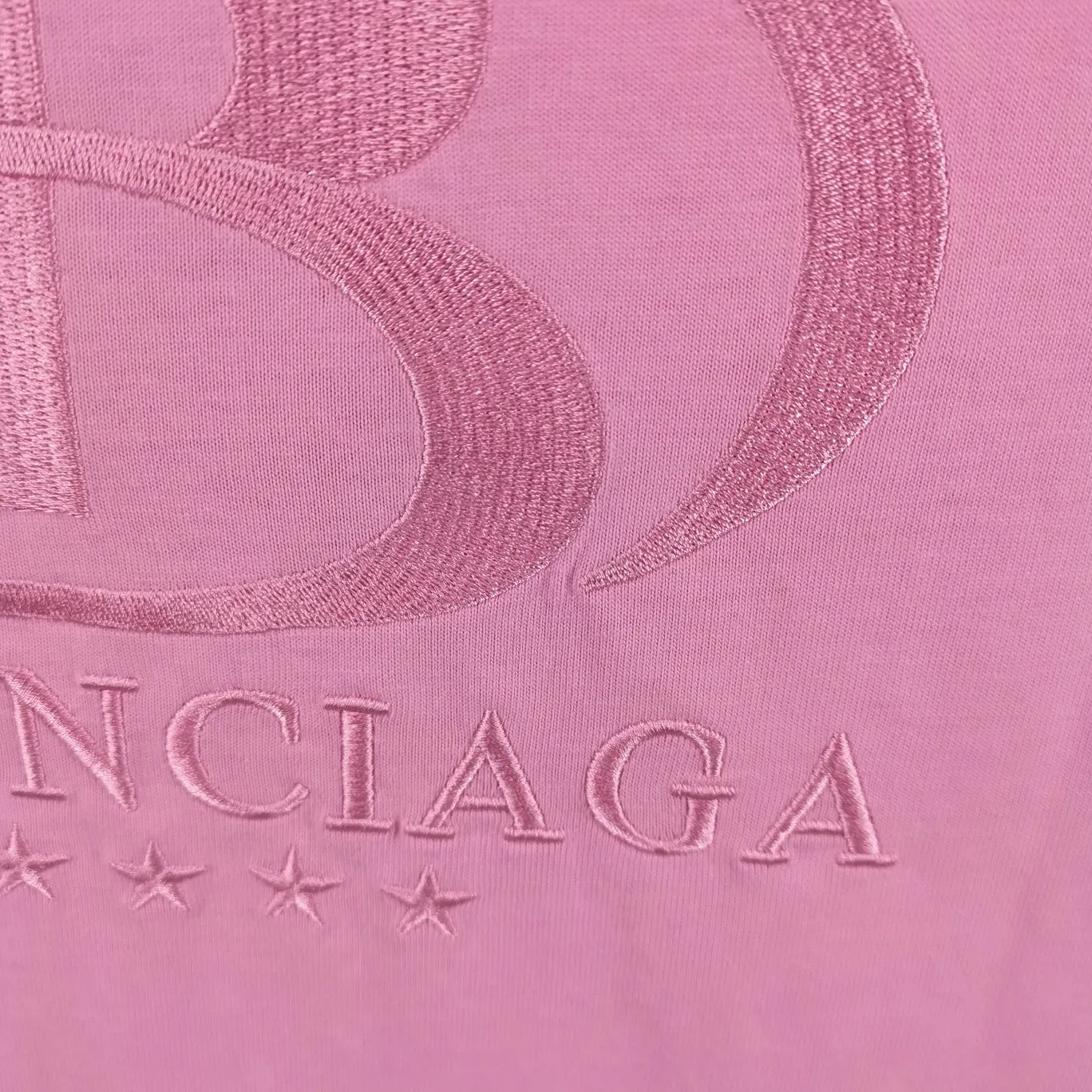 [New arrival] The top tested version of the new BALENCIAGA Balenciaga five-star embroidered environmentally friendly big LOGO male and female couple star same style short-sleeved T-shirt BEHRINGER embroidery technology, 5-star environmentally friendly series! The embroidery is meticulous and detailed! The font is full and the texture is clear! The fabric is made of 280g high-count double-yarn pure cotton, polyester-free, and absolutely no pilling! Size: XS-L Color: Black Pink P:250