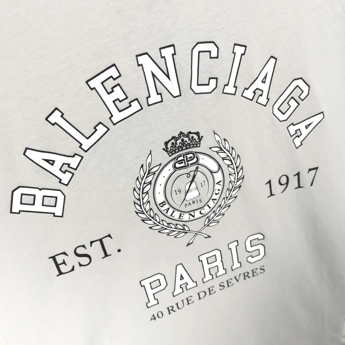 The new top-notch proven version BALENCIAGA Paris designer 2022 spring and summer style Crown Wheatear 1917 letter cracked print short shaft T-shirt is the same style for men and women couples, a huge cost single product. In terms of fabric alone, 26S 280g double-ply double-yarn plain cotton fabric, plus the fabric needs to be pre-shrunk in advance and then fried and aged, is enough to drink a pot! The printing uses Kornit digital direct injection cracking process. Because it is glued, there is no need to worry about the printing falling off if it bursts. A full set of customized accessories, synchronized at the counter, and consistent coding. Color: washed black white gray Size: XS-L P:280