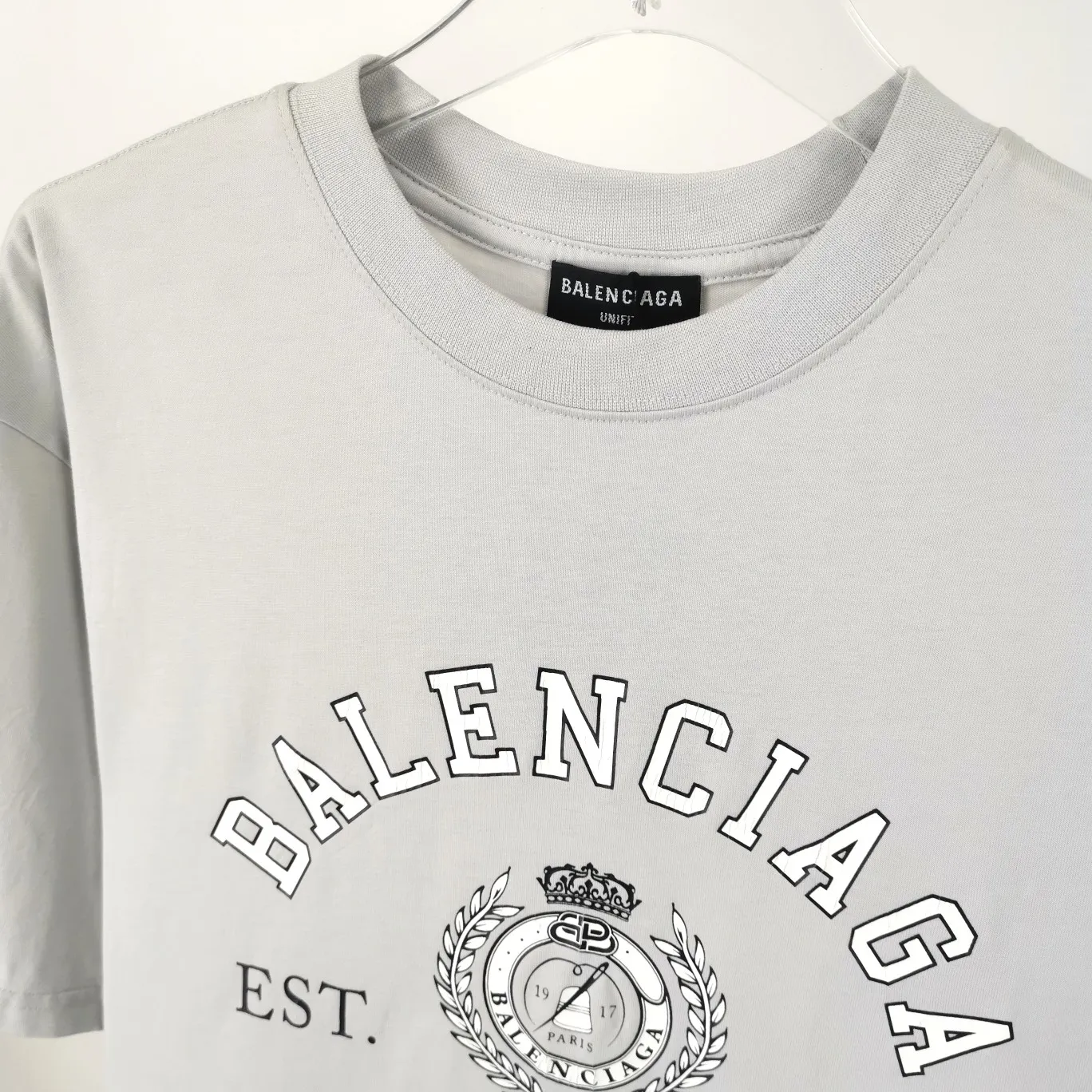 The new top-notch proven version BALENCIAGA Paris designer 2022 spring and summer style Crown Wheatear 1917 letter cracked print short shaft T-shirt is the same style for men and women couples, a huge cost single product. In terms of fabric alone, 26S 280g double-ply double-yarn plain cotton fabric, plus the fabric needs to be pre-shrunk in advance and then fried and aged, is enough to drink a pot! The printing uses Kornit digital direct injection cracking process. Because it is glued, there is no need to worry about the printing falling off if it bursts. A full set of customized accessories, synchronized at the counter, and consistent coding. Color: washed black white gray Size: XS-L P:280