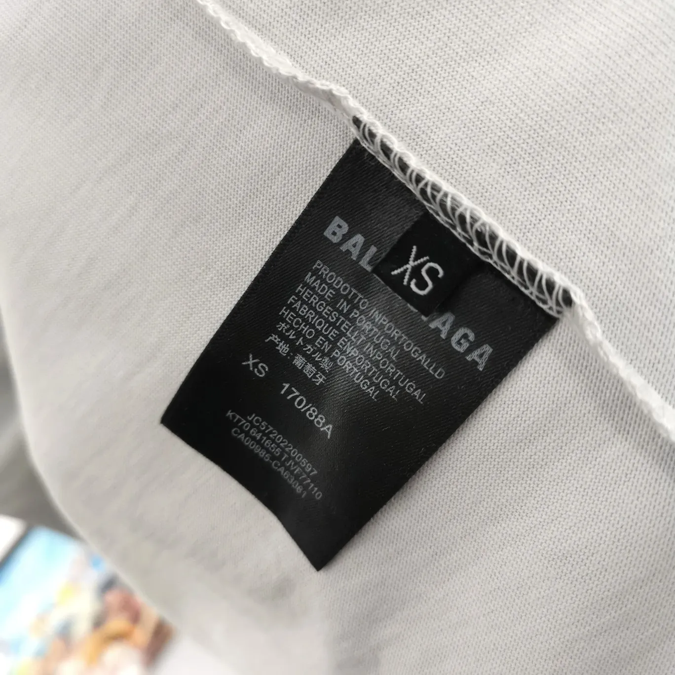 The new top-notch proven version BALENCIAGA Paris designer 2022 spring and summer style Crown Wheatear 1917 letter cracked print short shaft T-shirt is the same style for men and women couples, a huge cost single product. In terms of fabric alone, 26S 280g double-ply double-yarn plain cotton fabric, plus the fabric needs to be pre-shrunk in advance and then fried and aged, is enough to drink a pot! The printing uses Kornit digital direct injection cracking process. Because it is glued, there is no need to worry about the printing falling off if it bursts. A full set of customized accessories, synchronized at the counter, and consistent coding. Color: washed black white gray Size: XS-L P:280