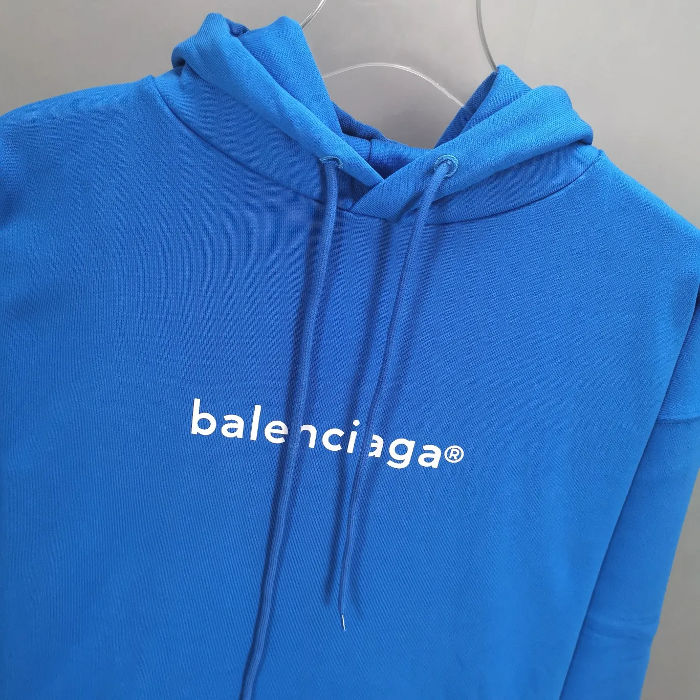 [Off the shelves] The top version of Balenciaga mailbox letter logo pure cotton loose-fitting autumn and winter hoodie for men and women couples. A simple basic sweatshirt. A simple sweatshirt that you can fall in love with at first glance. The Blcg mailbox logo on the chest is simple and beautiful. It is operated by an imported elliptical machine, without burrs and neatly aligned! The fabric is made of 480g pure cotton fabric, which is different from the low-end version. The color is also super beautiful. You must get this one! ! ! ! !  Color: black, white, fog blue, khaki, lake green Size: XS-L P:450