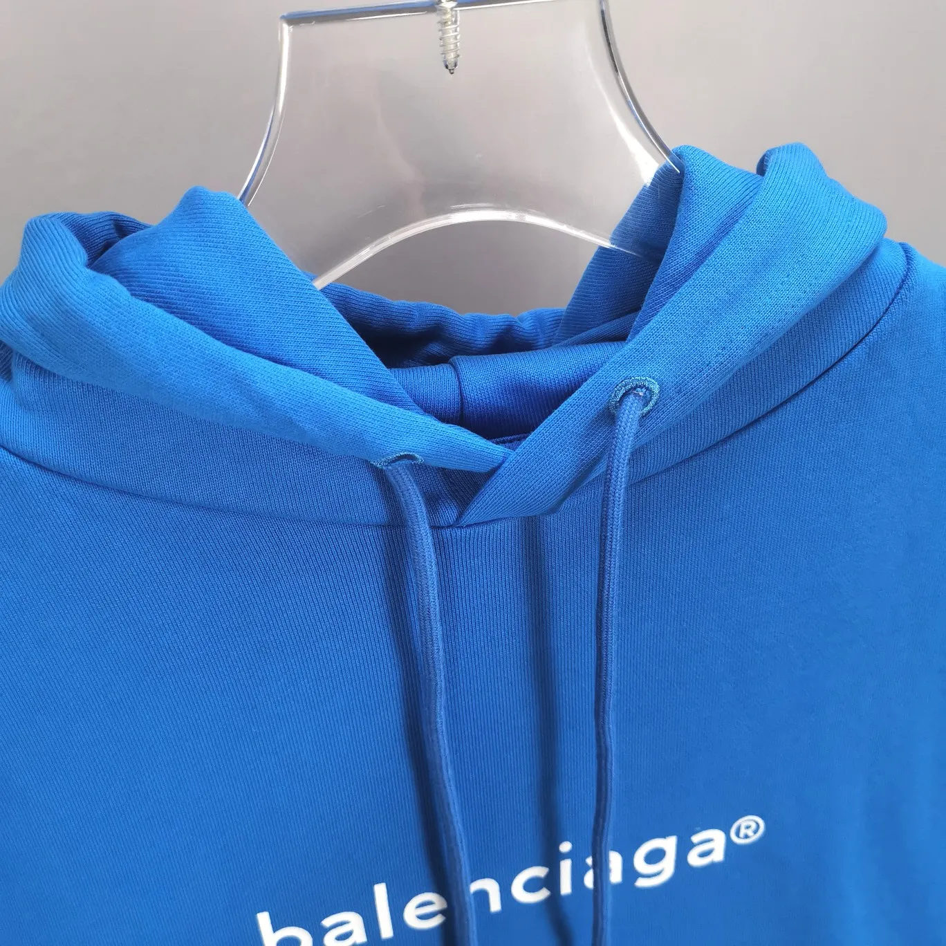 [Off the shelves] The top version of Balenciaga mailbox letter logo pure cotton loose-fitting autumn and winter hoodie for men and women couples. A simple basic sweatshirt. A simple sweatshirt that you can fall in love with at first glance. The Blcg mailbox logo on the chest is simple and beautiful. It is operated by an imported elliptical machine, without burrs and neatly aligned! The fabric is made of 480g pure cotton fabric, which is different from the low-end version. The color is also super beautiful. You must get this one! ! ! ! !  Color: black, white, fog blue, khaki, lake green Size: XS-L P:450
