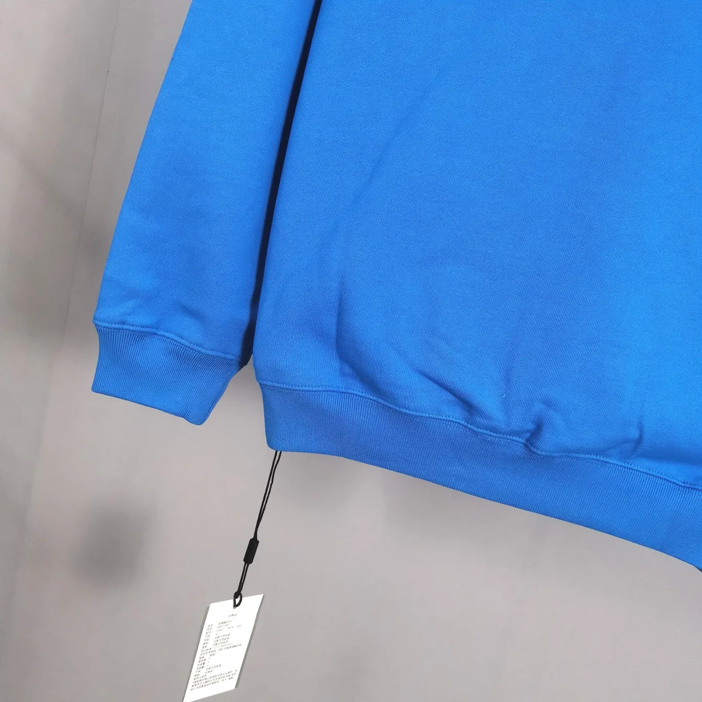 [Off the shelves] The top version of Balenciaga mailbox letter logo pure cotton loose-fitting autumn and winter hoodie for men and women couples. A simple basic sweatshirt. A simple sweatshirt that you can fall in love with at first glance. The Blcg mailbox logo on the chest is simple and beautiful. It is operated by an imported elliptical machine, without burrs and neatly aligned! The fabric is made of 480g pure cotton fabric, which is different from the low-end version. The color is also super beautiful. You must get this one! ! ! ! !  Color: black, white, fog blue, khaki, lake green Size: XS-L P:450