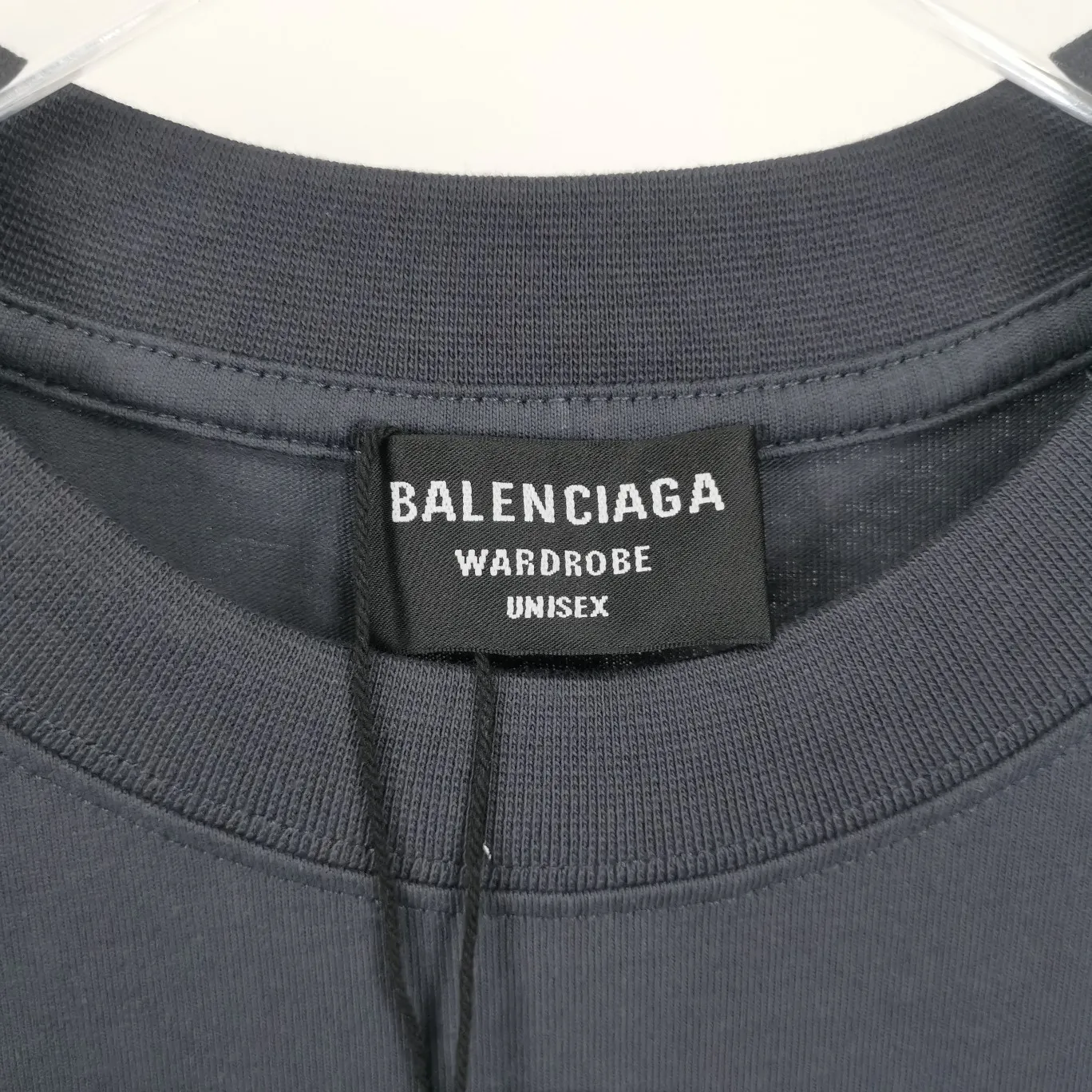 Supplementary details - the top tested version of Balenciaga's BALENCIAGA Cola Malone embroidery printed short-sleeved T-shirts for male and female couples stars. Three colors are available to ensure the same fabric as the original version, without color difference! Customized dyeing in a package! INS, Xiaohongshu’s popular style, classics that never fade away! The king of orders in Spain, the fried chicken is highly recommended! 32S 280g pure cotton double yarn fabric, comfortable and wide! Full of drape! The printing uses Tajima embroidery machine imported from Japan, which is known as the fighter among embroidery machines. The embroidery is meticulous, with no threads or skipped threads, the printing and embroidery are full and fine, and the letter spacing is consistent with ZP! Wearing it gives you full confidence and peace of mind! The labels and washes are all correct! On behalf of G at the same level! Consistent packaging at the counter!  Size: XS-L Color: Beige, taro purple, active gray, light hemp gray P:260