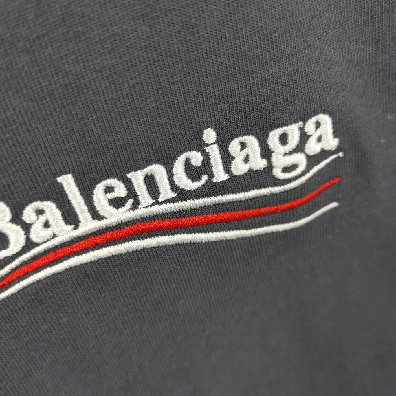 Supplementary details - the top tested version of Balenciaga's BALENCIAGA Cola Malone embroidery printed short-sleeved T-shirts for male and female couples stars. Three colors are available to ensure the same fabric as the original version, without color difference! Customized dyeing in a package! INS, Xiaohongshu’s popular style, classics that never fade away! The king of orders in Spain, the fried chicken is highly recommended! 32S 280g pure cotton double yarn fabric, comfortable and wide! Full of drape! The printing uses Tajima embroidery machine imported from Japan, which is known as the fighter among embroidery machines. The embroidery is meticulous, with no threads or skipped threads, the printing and embroidery are full and fine, and the letter spacing is consistent with ZP! Wearing it gives you full confidence and peace of mind! The labels and washes are all correct! On behalf of G at the same level! Consistent packaging at the counter!  Size: XS-L Color: Beige, taro purple, active gray, light hemp gray P:260