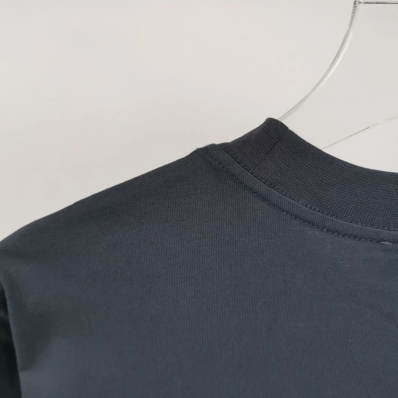 Supplementary details - the top tested version of Balenciaga's BALENCIAGA Cola Malone embroidery printed short-sleeved T-shirts for male and female couples stars. Three colors are available to ensure the same fabric as the original version, without color difference! Customized dyeing in a package! INS, Xiaohongshu’s popular style, classics that never fade away! The king of orders in Spain, the fried chicken is highly recommended! 32S 280g pure cotton double yarn fabric, comfortable and wide! Full of drape! The printing uses Tajima embroidery machine imported from Japan, which is known as the fighter among embroidery machines. The embroidery is meticulous, with no threads or skipped threads, the printing and embroidery are full and fine, and the letter spacing is consistent with ZP! Wearing it gives you full confidence and peace of mind! The labels and washes are all correct! On behalf of G at the same level! Consistent packaging at the counter!  Size: XS-L Color: Beige, taro purple, active gray, light hemp gray P:260