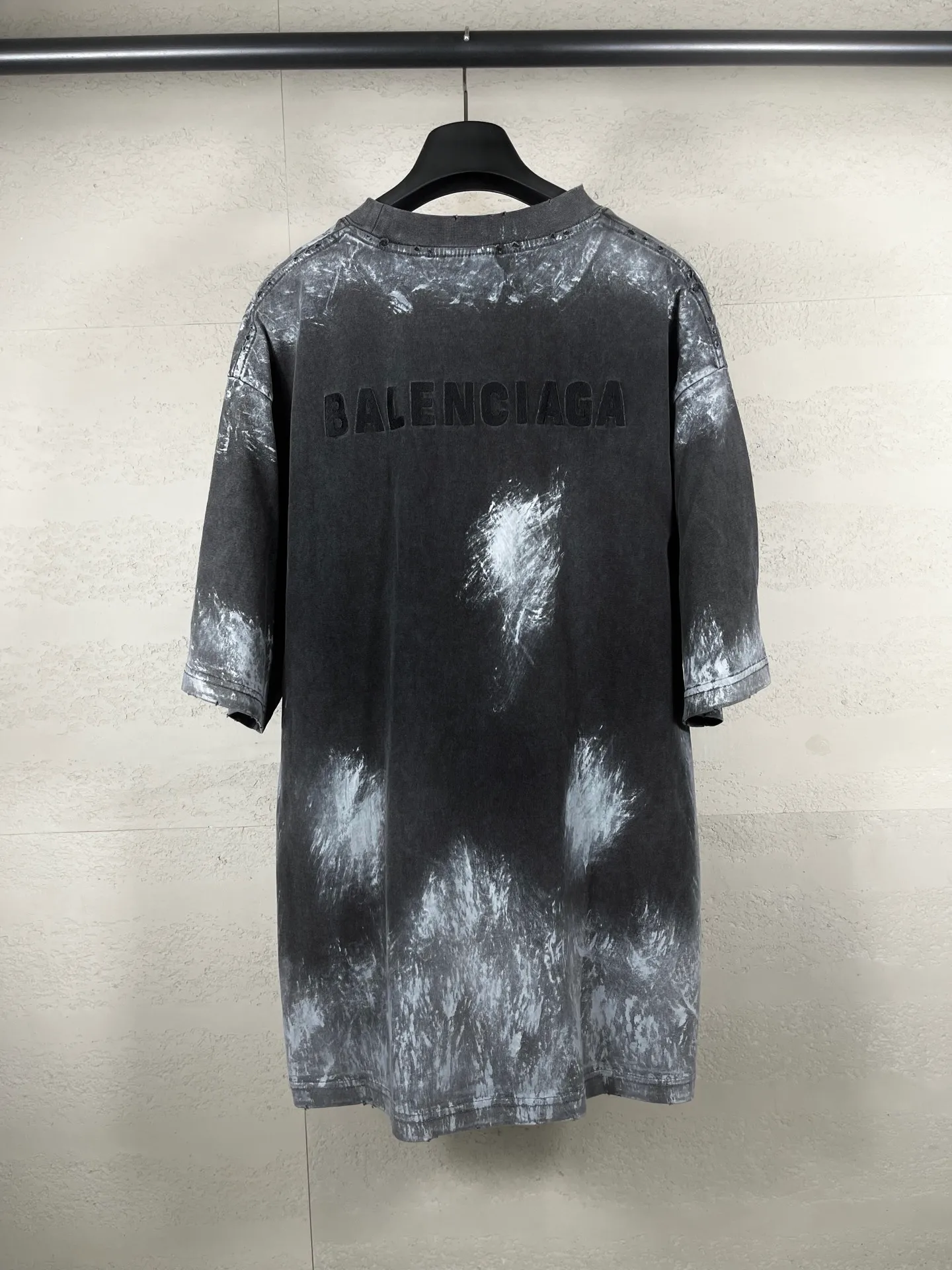 🅿️210 Actual pictures [Top version. Official website quality] BALENCI*GA/Paris #2025 new style. Front and back letter LOGO embroidery, hand-painted graffiti, washed and worn short-sleeved T-shirt, full of design. Welcome to compare. Notice! ️The fabric uses genuine environmentally friendly dyes, custom-woven and dyed 100% cotton double yarn, weight 260 grams, the cloth surface is clean. The cloth pattern is clear, soft and comfortable. The threads are dyed with no color difference. The classic letter LOGO is embroidered using imported Tajima embroidery machine. The garments are washed, distressed and hand-painted with graffiti. Extra heavy craftsmanship. . Restore the brick cabinet, adopt OS loose shoulder style. Same style for men and women. Code: BL253628 Color: Gray Size: XS S M L