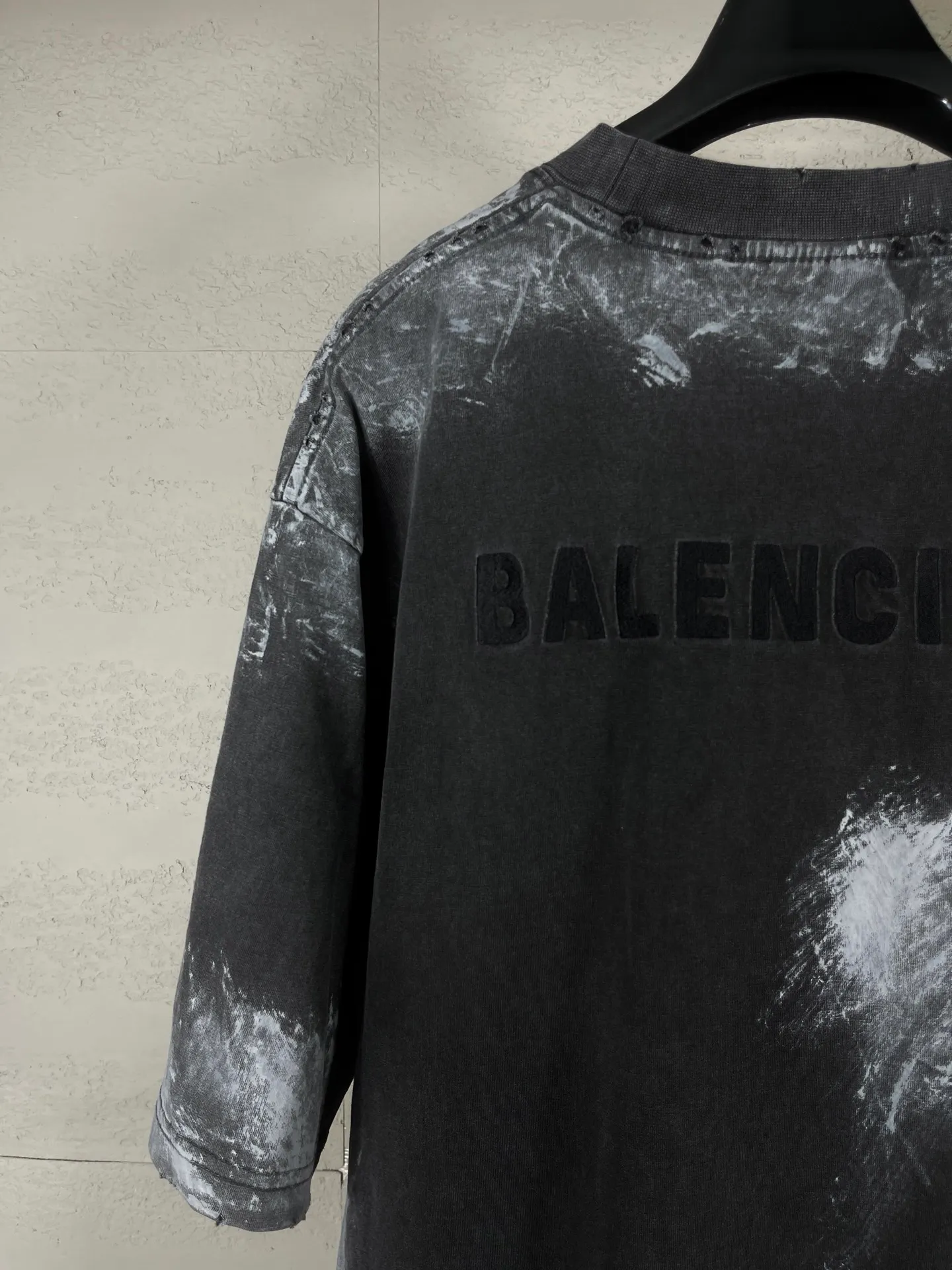 🅿️210 Actual pictures [Top version. Official website quality] BALENCI*GA/Paris #2025 new style. Front and back letter LOGO embroidery, hand-painted graffiti, washed and worn short-sleeved T-shirt, full of design. Welcome to compare. Notice! ️The fabric uses genuine environmentally friendly dyes, custom-woven and dyed 100% cotton double yarn, weight 260 grams, the cloth surface is clean. The cloth pattern is clear, soft and comfortable. The threads are dyed with no color difference. The classic letter LOGO is embroidered using imported Tajima embroidery machine. The garments are washed, distressed and hand-painted with graffiti. Extra heavy craftsmanship. . Restore the brick cabinet, adopt OS loose shoulder style. Same style for men and women. Code: BL253628 Color: Gray Size: XS S M L