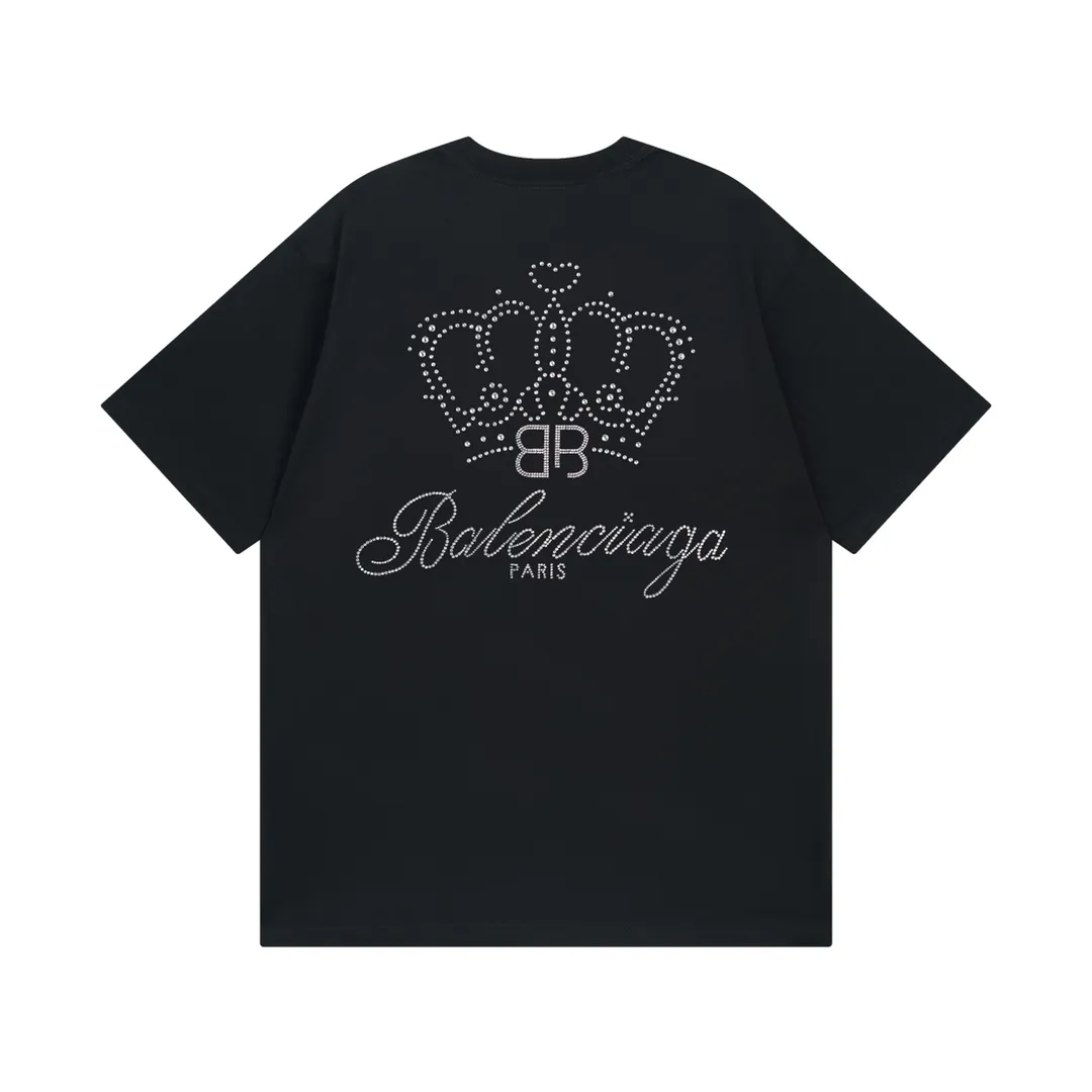 🅿️186 Detailed picture [Top version. Official website quality] BALENCI*GA/Paris BALENCI*GA# new model, short-sleeved T-shirt with classic crown LOGO on the back. Brick cabinet synchronization. The fabric is made of Paris ZP custom-woven and dyed 100% cotton double yarn compact cotton. The weight is 260 grams, the cloth surface is clean. The cloth pattern is clear. Soft and comfortable. The color fastness is good. It is not easy to change color. The threads are woven and dyed with no color difference. The back hot drill uses imported drill, which has good gloss and is not easy to fall off. Jubie market makes goods based on pictures. Comparisons welcome. Restore the brick cabinet. The version adopts the OS loose shoulder version. Same style for men and women. Code: BL223325 Color: Black Size: XS to L
