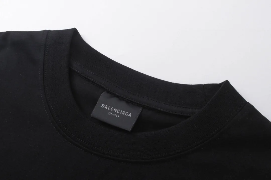 🅿️186 Detailed picture [Top version. Official website quality] BALENCI*GA/Paris BALENCI*GA# new model, short-sleeved T-shirt with classic crown LOGO on the back. Brick cabinet synchronization. The fabric is made of Paris ZP custom-woven and dyed 100% cotton double yarn compact cotton. The weight is 260 grams, the cloth surface is clean. The cloth pattern is clear. Soft and comfortable. The color fastness is good. It is not easy to change color. The threads are woven and dyed with no color difference. The back hot drill uses imported drill, which has good gloss and is not easy to fall off. Jubie market makes goods based on pictures. Comparisons welcome. Restore the brick cabinet. The version adopts the OS loose shoulder version. Same style for men and women. Code: BL223325 Color: Black Size: XS to L