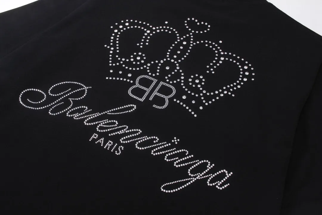 🅿️186 Detailed picture [Top version. Official website quality] BALENCI*GA/Paris BALENCI*GA# new model, short-sleeved T-shirt with classic crown LOGO on the back. Brick cabinet synchronization. The fabric is made of Paris ZP custom-woven and dyed 100% cotton double yarn compact cotton. The weight is 260 grams, the cloth surface is clean. The cloth pattern is clear. Soft and comfortable. The color fastness is good. It is not easy to change color. The threads are woven and dyed with no color difference. The back hot drill uses imported drill, which has good gloss and is not easy to fall off. Jubie market makes goods based on pictures. Comparisons welcome. Restore the brick cabinet. The version adopts the OS loose shoulder version. Same style for men and women. Code: BL223325 Color: Black Size: XS to L