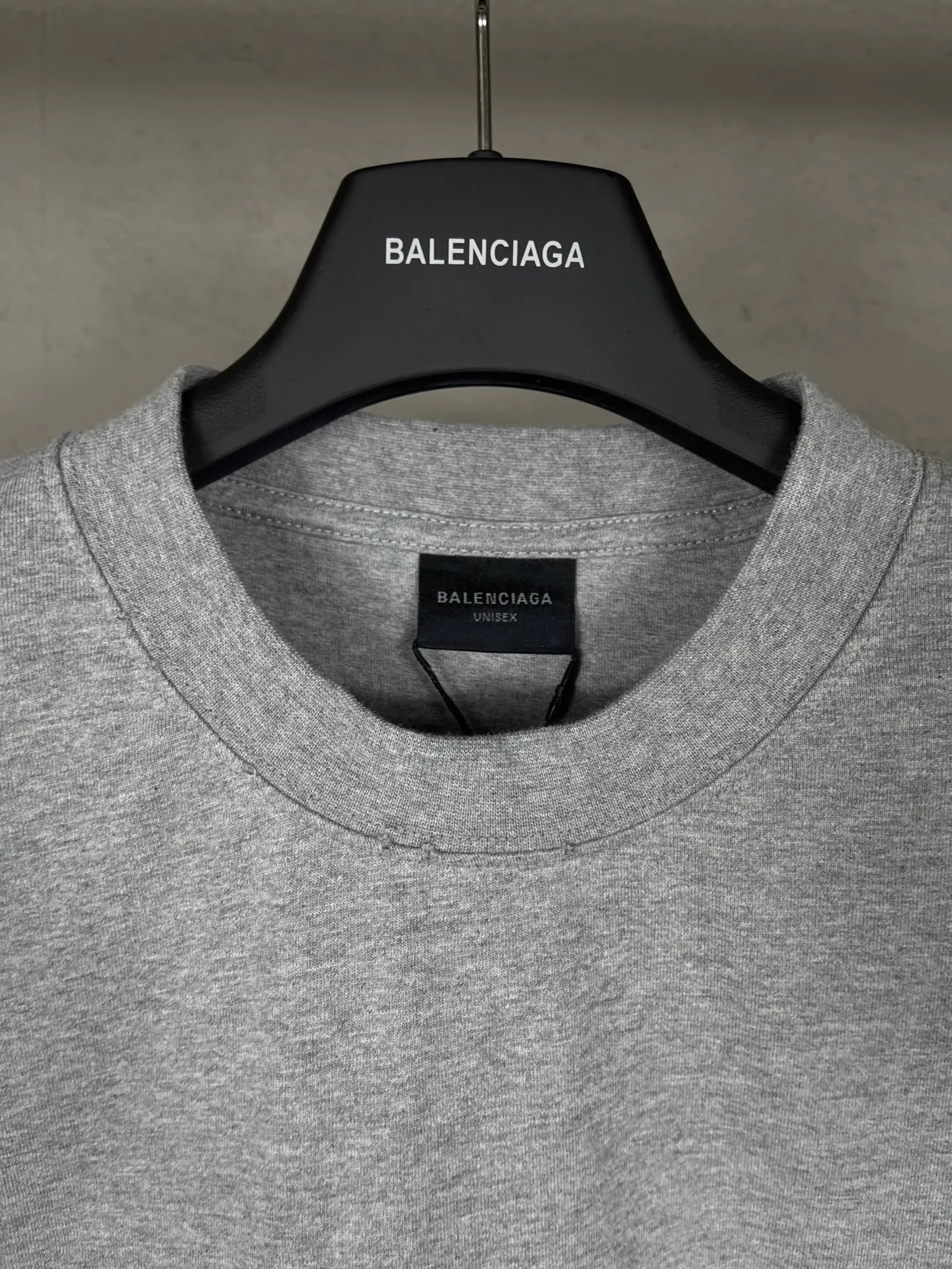 🅿️186 photos [Top version. Official website quality] BALENCI*GA/Paris #2025 new style distressed short-sleeved T-shirt with LUXURY chest letter patch embroidery on the front. 2025 spring and summer brick cabinet synchronization welcomes comparison. The fabric is made of Paris ZP custom-woven and dyed cotton double yarn, weighing 260 grams. The cloth surface is clean. The cloth pattern is clear, soft and comfortable. The threads are dyed with no color difference. The letter LOGO is embroidered using imported Tajima embroidery machine. The letters are clear and the effect is three-dimensional. Restore the brick cabinet, adopt the OS loose shoulder style. Same style for men and women. Code: BL253719 Color: Gray Size: XS S M L
