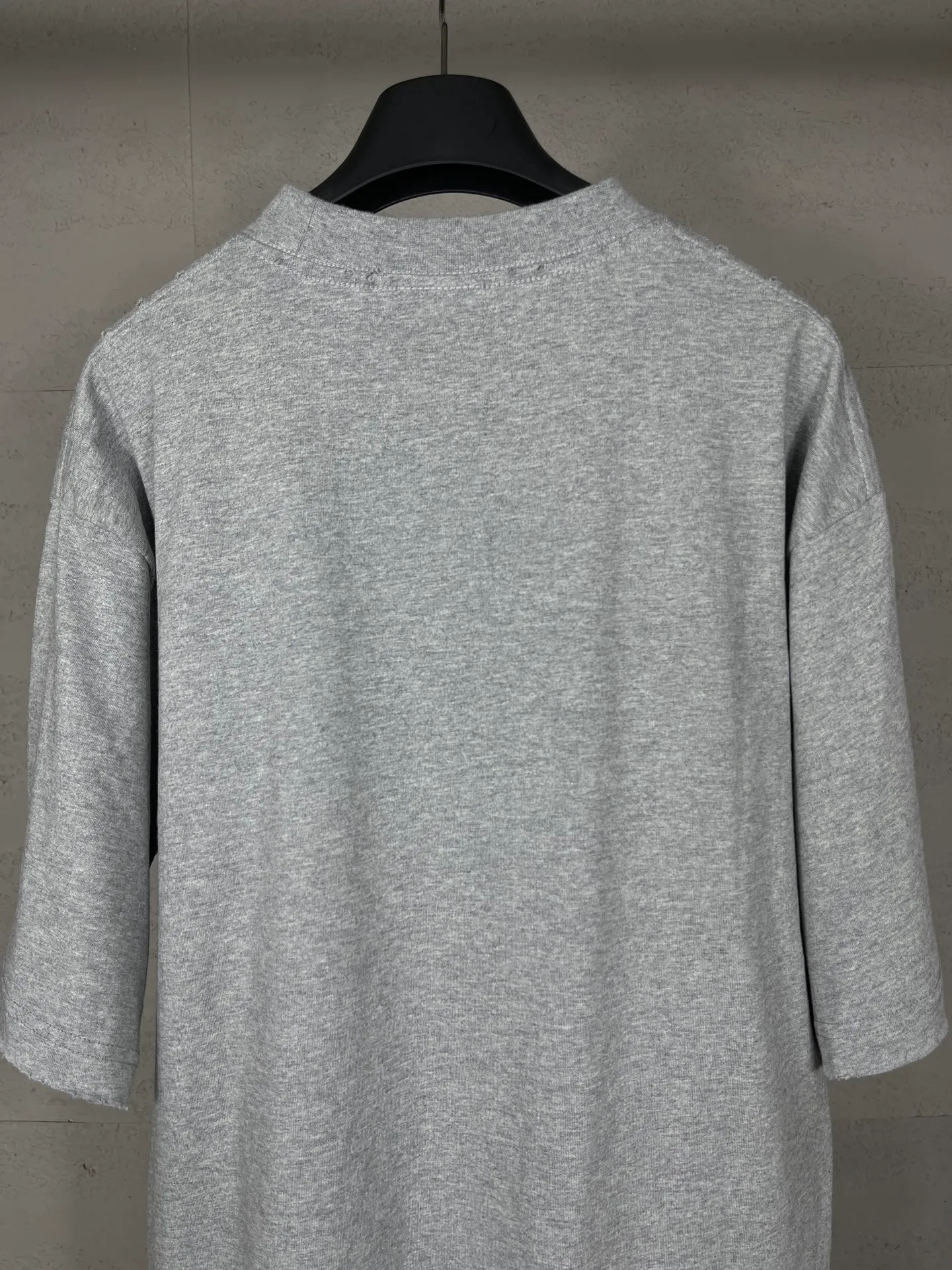 🅿️186 photos [Top version. Official website quality] BALENCI*GA/Paris #2025 new style distressed short-sleeved T-shirt with LUXURY chest letter patch embroidery on the front. 2025 spring and summer brick cabinet synchronization welcomes comparison. The fabric is made of Paris ZP custom-woven and dyed cotton double yarn, weighing 260 grams. The cloth surface is clean. The cloth pattern is clear, soft and comfortable. The threads are dyed with no color difference. The letter LOGO is embroidered using imported Tajima embroidery machine. The letters are clear and the effect is three-dimensional. Restore the brick cabinet, adopt the OS loose shoulder style. Same style for men and women. Code: BL253719 Color: Gray Size: XS S M L