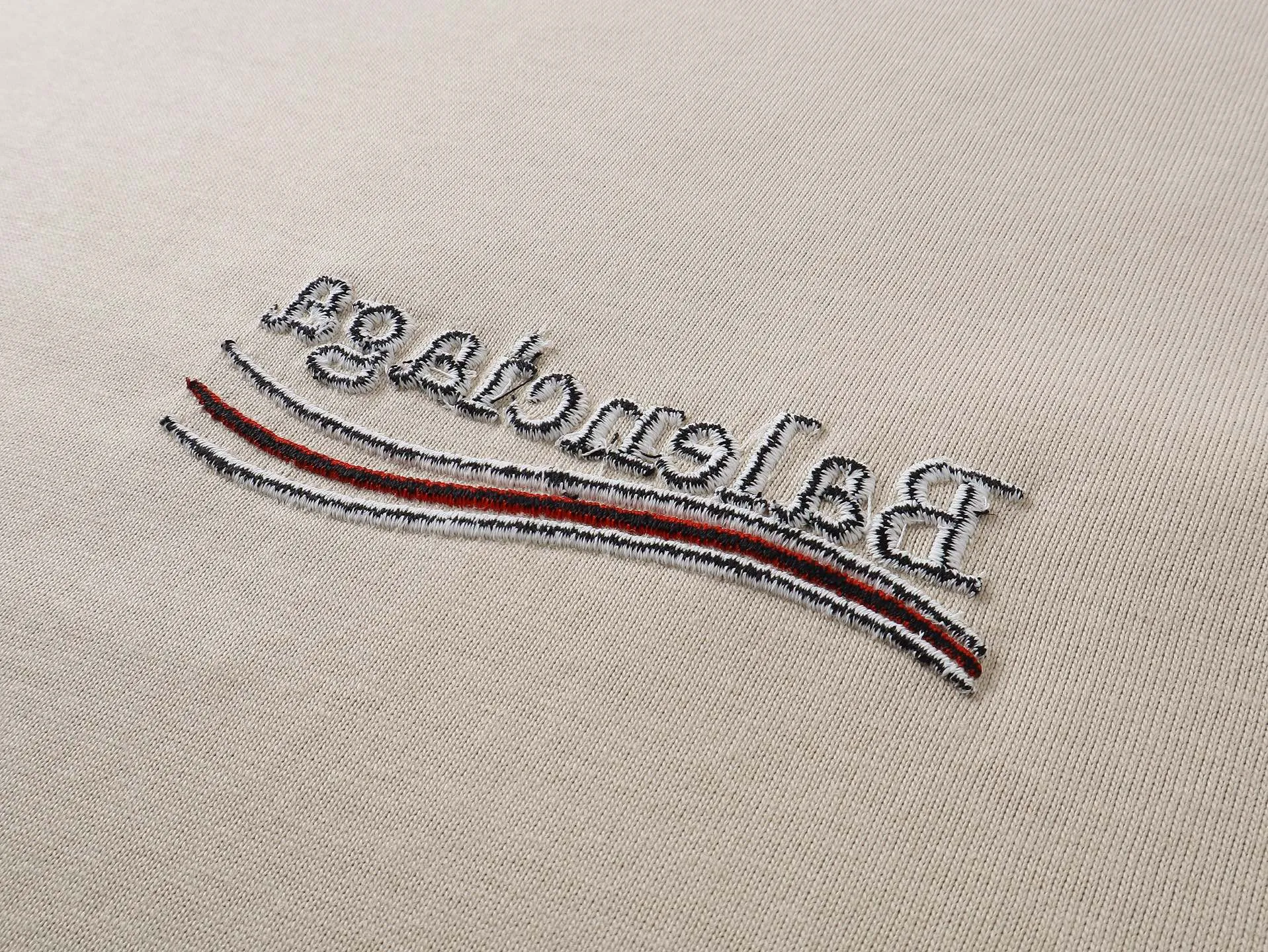 🅿️200 Actual pictures [Top version. Official website quality] BALENCI*GA/Paris #2025 new classic Coke sea spray LOGO reverse embroidery, washed and worn short-sleeved T-shirt, ready-to-wear stitched on the reverse, ready-to-wear washed, full of design sense. Welcome to compare. The fabric is made of Paris ZP custom-woven and dyed cotton double yarn, weight 260 grams, clean cloth surface. Clear cloth pattern, soft and comfortable. The threads are dyed with no color difference. The classic letter LOGO is embroidered on the reverse using an imported Tajima embroidery machine. The effect is three-dimensional. Restore brick cabinet, adopt OS loose shoulder style. Same style for men and women. Code: BL253677 Color: washed black, apricot Size: XS S M L