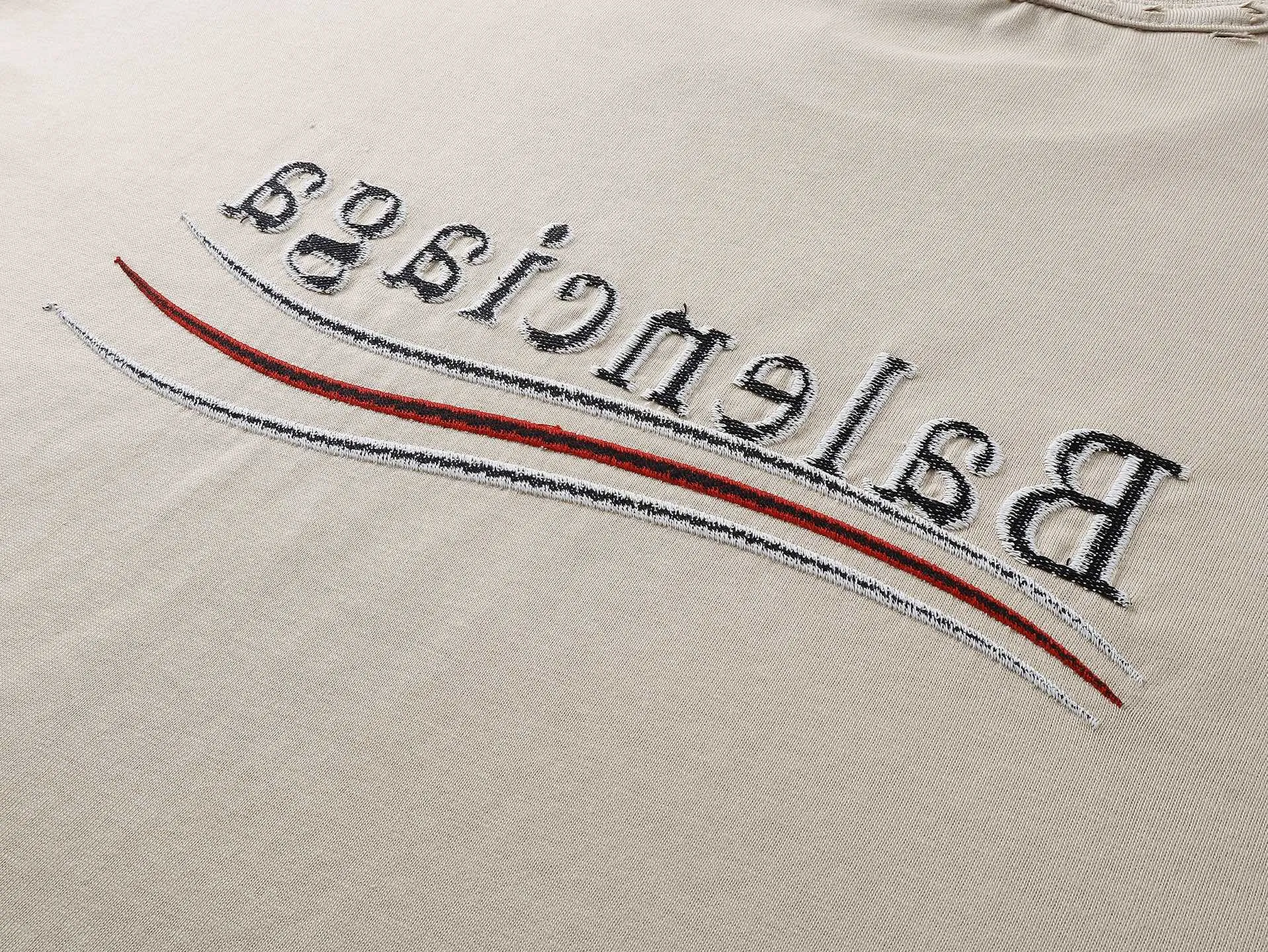 🅿️200 Actual pictures [Top version. Official website quality] BALENCI*GA/Paris #2025 new classic Coke sea spray LOGO reverse embroidery, washed and worn short-sleeved T-shirt, ready-to-wear stitched on the reverse, ready-to-wear washed, full of design sense. Welcome to compare. The fabric is made of Paris ZP custom-woven and dyed cotton double yarn, weight 260 grams, clean cloth surface. Clear cloth pattern, soft and comfortable. The threads are dyed with no color difference. The classic letter LOGO is embroidered on the reverse using an imported Tajima embroidery machine. The effect is three-dimensional. Restore brick cabinet, adopt OS loose shoulder style. Same style for men and women. Code: BL253677 Color: washed black, apricot Size: XS S M L