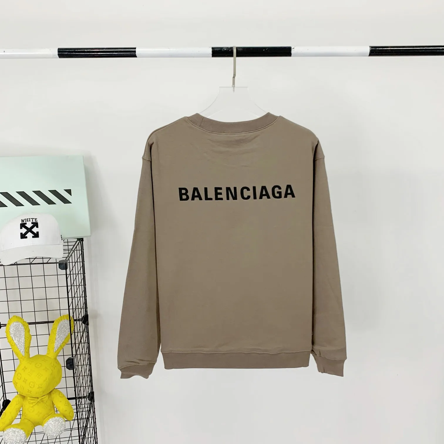 Spring and Autumn top proven version BALENCIAGA large back LOGO basic letters loose cotton loose male and female couples same style trendy brand high-end embroidered cotton round neck sweatshirt. The god of simplicity in Paris, a volume sought after by many stars. Lisa’s favorite basic short-sleeved Paris style, which has a very high appearance rate. Wear alone, paired with jeans, shorts, and sweatpants, it's a versatile style. Xiaohongshu, a hot item on INS, a must-have for Paris fans.  Using Tajima embroidery technology imported from Japan, the printing looks very three-dimensional and full, with no threads. Regardless of the size, the front and back letters can be expressed perfectly! The fabric is made of 460g pure cotton combed terry fabric!  A complete set of customized tags, collar tags, washed, plastic bags, and most importantly, a complete set of bags, tag codes, and codes are all authentic.  Color: mint green dark brown Size: XS-L P:370