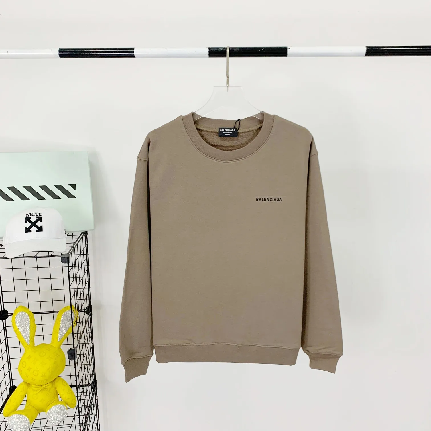 Spring and Autumn top proven version BALENCIAGA large back LOGO basic letters loose cotton loose male and female couples same style trendy brand high-end embroidered cotton round neck sweatshirt. The god of simplicity in Paris, a volume sought after by many stars. Lisa’s favorite basic short-sleeved Paris style, which has a very high appearance rate. Wear alone, paired with jeans, shorts, and sweatpants, it's a versatile style. Xiaohongshu, a hot item on INS, a must-have for Paris fans.  Using Tajima embroidery technology imported from Japan, the printing looks very three-dimensional and full, with no threads. Regardless of the size, the front and back letters can be expressed perfectly! The fabric is made of 460g pure cotton combed terry fabric!  A complete set of customized tags, collar tags, washed, plastic bags, and most importantly, a complete set of bags, tag codes, and codes are all authentic.  Color: mint green dark brown Size: XS-L P:370