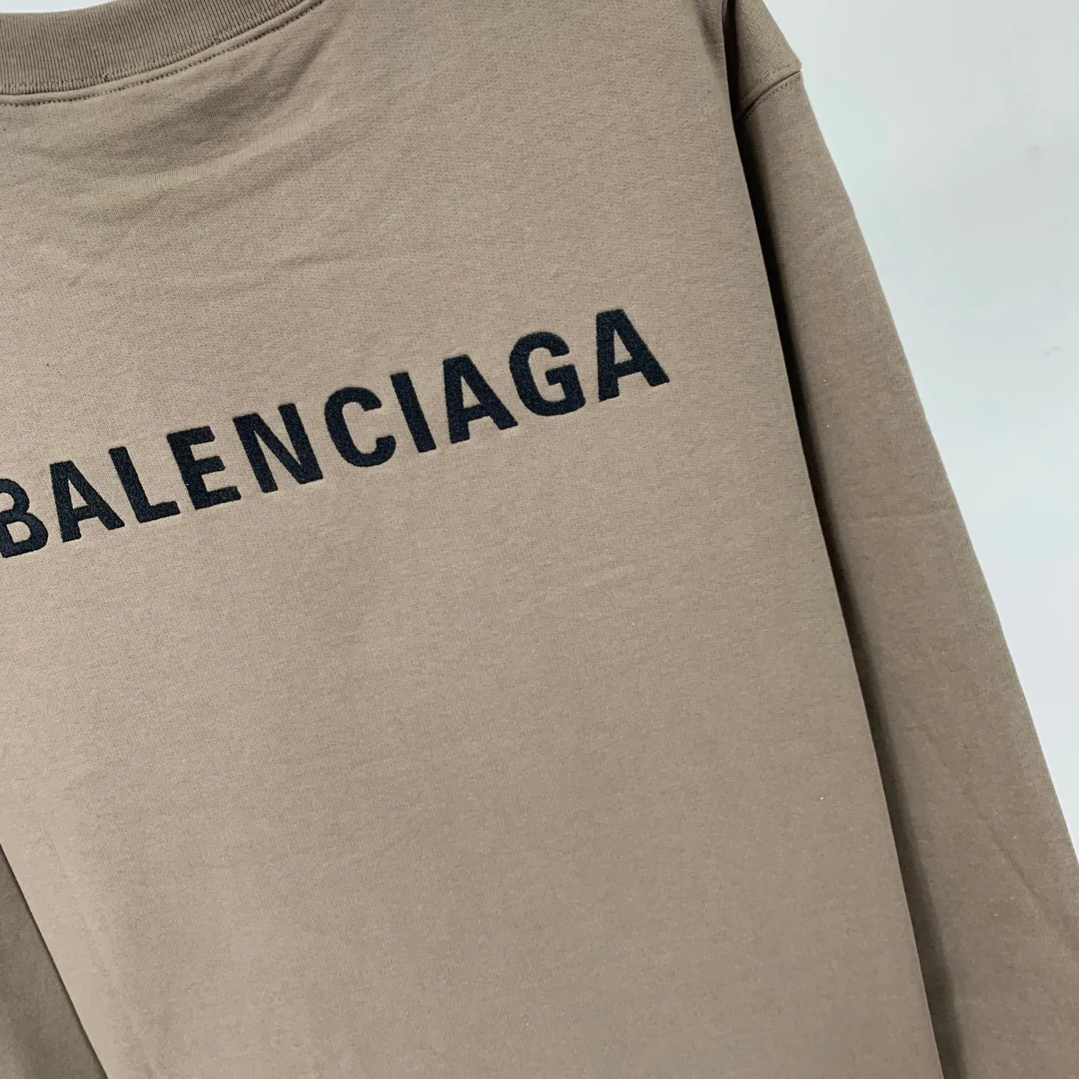 Spring and Autumn top proven version BALENCIAGA large back LOGO basic letters loose cotton loose male and female couples same style trendy brand high-end embroidered cotton round neck sweatshirt. The god of simplicity in Paris, a volume sought after by many stars. Lisa’s favorite basic short-sleeved Paris style, which has a very high appearance rate. Wear alone, paired with jeans, shorts, and sweatpants, it's a versatile style. Xiaohongshu, a hot item on INS, a must-have for Paris fans.  Using Tajima embroidery technology imported from Japan, the printing looks very three-dimensional and full, with no threads. Regardless of the size, the front and back letters can be expressed perfectly! The fabric is made of 460g pure cotton combed terry fabric!  A complete set of customized tags, collar tags, washed, plastic bags, and most importantly, a complete set of bags, tag codes, and codes are all authentic.  Color: mint green dark brown Size: XS-L P:370