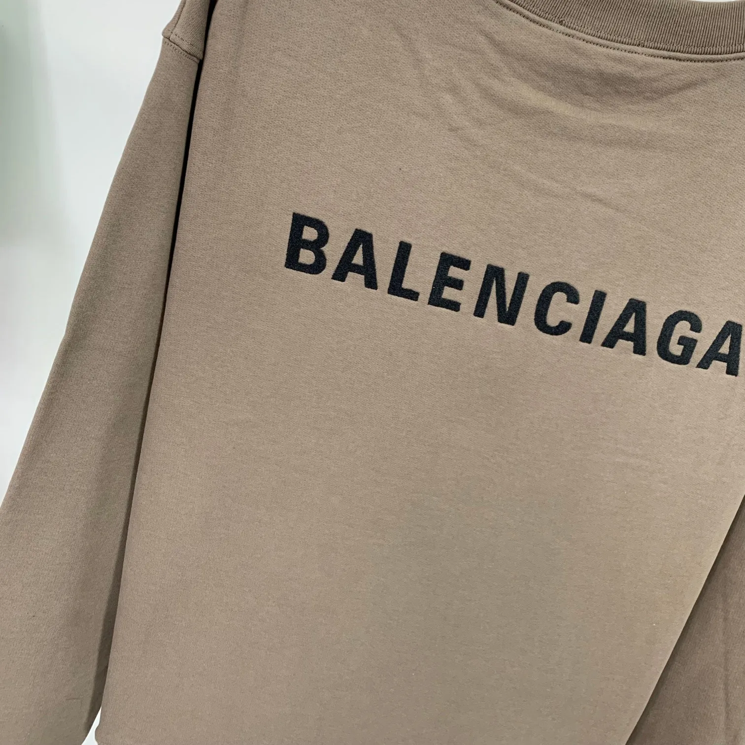 Spring and Autumn top proven version BALENCIAGA large back LOGO basic letters loose cotton loose male and female couples same style trendy brand high-end embroidered cotton round neck sweatshirt. The god of simplicity in Paris, a volume sought after by many stars. Lisa’s favorite basic short-sleeved Paris style, which has a very high appearance rate. Wear alone, paired with jeans, shorts, and sweatpants, it's a versatile style. Xiaohongshu, a hot item on INS, a must-have for Paris fans.  Using Tajima embroidery technology imported from Japan, the printing looks very three-dimensional and full, with no threads. Regardless of the size, the front and back letters can be expressed perfectly! The fabric is made of 460g pure cotton combed terry fabric!  A complete set of customized tags, collar tags, washed, plastic bags, and most importantly, a complete set of bags, tag codes, and codes are all authentic.  Color: mint green dark brown Size: XS-L P:370