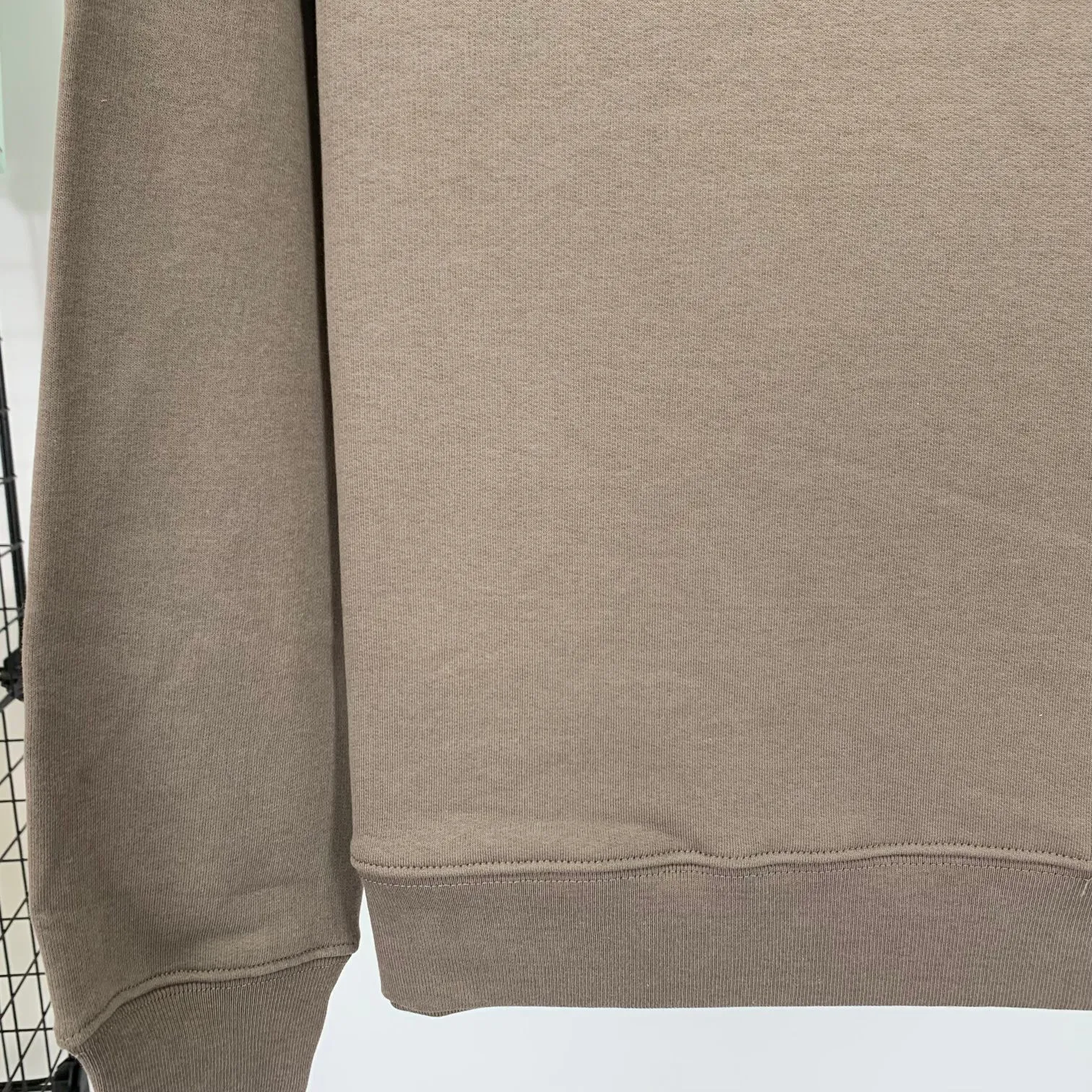 Spring and Autumn top proven version BALENCIAGA large back LOGO basic letters loose cotton loose male and female couples same style trendy brand high-end embroidered cotton round neck sweatshirt. The god of simplicity in Paris, a volume sought after by many stars. Lisa’s favorite basic short-sleeved Paris style, which has a very high appearance rate. Wear alone, paired with jeans, shorts, and sweatpants, it's a versatile style. Xiaohongshu, a hot item on INS, a must-have for Paris fans.  Using Tajima embroidery technology imported from Japan, the printing looks very three-dimensional and full, with no threads. Regardless of the size, the front and back letters can be expressed perfectly! The fabric is made of 460g pure cotton combed terry fabric!  A complete set of customized tags, collar tags, washed, plastic bags, and most importantly, a complete set of bags, tag codes, and codes are all authentic.  Color: mint green dark brown Size: XS-L P:370