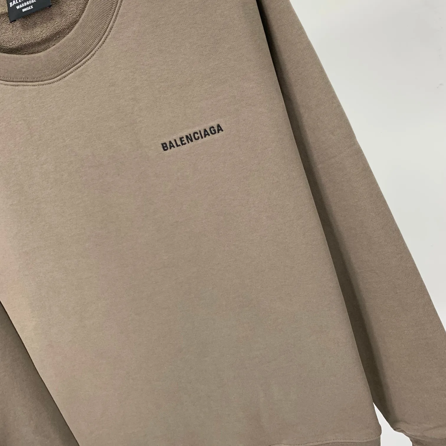 Spring and Autumn top proven version BALENCIAGA large back LOGO basic letters loose cotton loose male and female couples same style trendy brand high-end embroidered cotton round neck sweatshirt. The god of simplicity in Paris, a volume sought after by many stars. Lisa’s favorite basic short-sleeved Paris style, which has a very high appearance rate. Wear alone, paired with jeans, shorts, and sweatpants, it's a versatile style. Xiaohongshu, a hot item on INS, a must-have for Paris fans.  Using Tajima embroidery technology imported from Japan, the printing looks very three-dimensional and full, with no threads. Regardless of the size, the front and back letters can be expressed perfectly! The fabric is made of 460g pure cotton combed terry fabric!  A complete set of customized tags, collar tags, washed, plastic bags, and most importantly, a complete set of bags, tag codes, and codes are all authentic.  Color: mint green dark brown Size: XS-L P:370