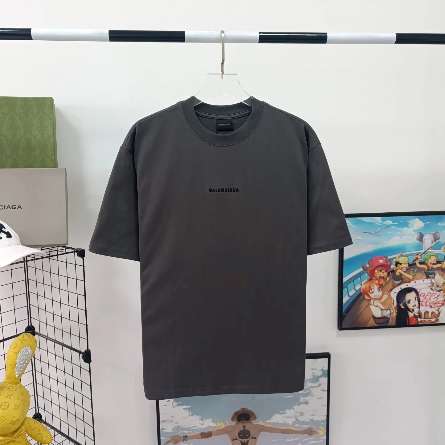 [Launched] Top tested version of BALENCIAGA Paris classic letter embroidery for male and female couples star same style pure cotton loose short-sleeved T-shirt. T-shirt looks simple and classic. The garment-making process is extremely complex. Imported Tajima machine heavy-duty high-density embroidery is used. Fine embroidery without rough edges and stray threads is very tight. The concave and convex texture is obvious. Ready-made garments are heavily embroidered with 4w needles. Breaking the traditional process of embroidering first and then sewing. The embroidery process is different from market currency and highly restores the yb effect. Custom-woven and custom-dyed 280 grams of new color fabrics. Custom-dyed threads in the same vat with zero color difference. Exclusive high quality. Welcome to compare. Same style for men and women. Color: dark purple. Size: XS-L P:260