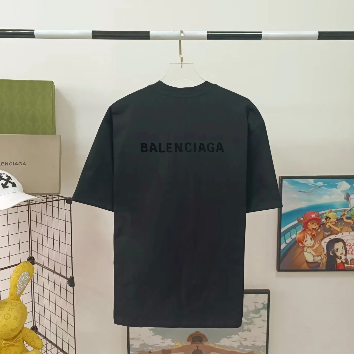 [Launched] Top tested version of BALENCIAGA Paris classic letter embroidery for male and female couples star same style pure cotton loose short-sleeved T-shirt. T-shirt looks simple and classic. The garment-making process is extremely complex. Imported Tajima machine heavy-duty high-density embroidery is used. Fine embroidery without rough edges and stray threads is very tight. The concave and convex texture is obvious. Ready-made garments are heavily embroidered with 4w needles. Breaking the traditional process of embroidering first and then sewing. The embroidery process is different from market currency and highly restores the yb effect. Custom-woven and custom-dyed 280 grams of new color fabrics. Custom-dyed threads in the same vat with zero color difference. Exclusive high quality. Welcome to compare. Same style for men and women. Color: dark purple. Size: XS-L P:260