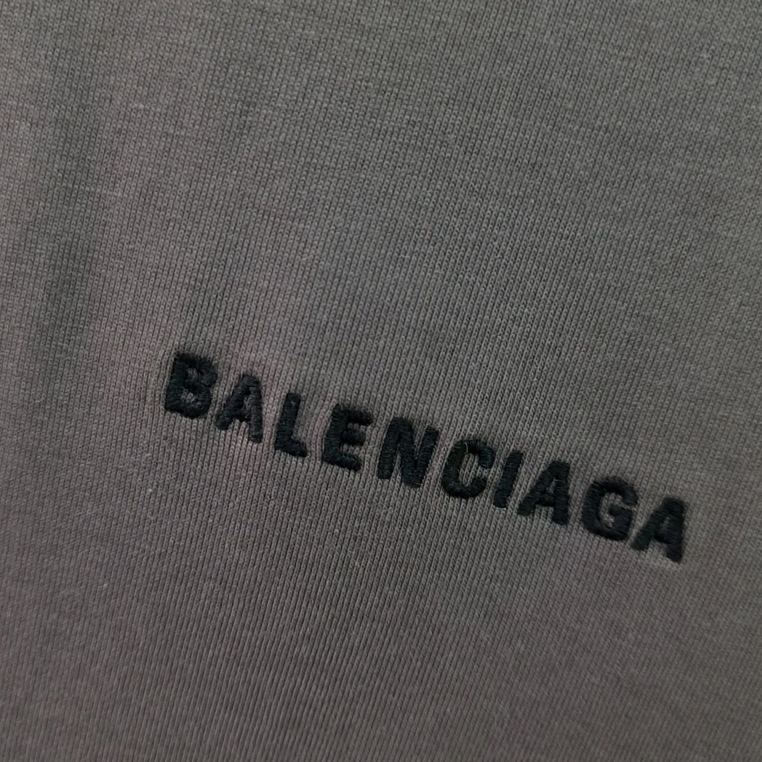 [Launched] Top tested version of BALENCIAGA Paris classic letter embroidery for male and female couples star same style pure cotton loose short-sleeved T-shirt. T-shirt looks simple and classic. The garment-making process is extremely complex. Imported Tajima machine heavy-duty high-density embroidery is used. Fine embroidery without rough edges and stray threads is very tight. The concave and convex texture is obvious. Ready-made garments are heavily embroidered with 4w needles. Breaking the traditional process of embroidering first and then sewing. The embroidery process is different from market currency and highly restores the yb effect. Custom-woven and custom-dyed 280 grams of new color fabrics. Custom-dyed threads in the same vat with zero color difference. Exclusive high quality. Welcome to compare. Same style for men and women. Color: dark purple. Size: XS-L P:260