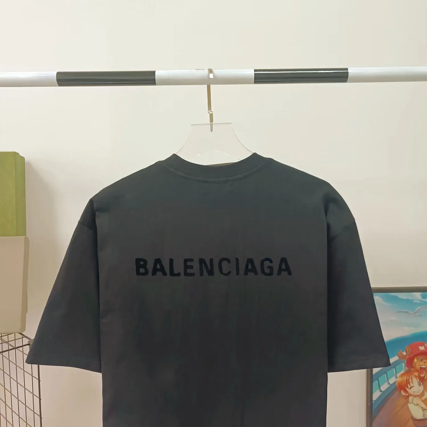 [Launched] Top tested version of BALENCIAGA Paris classic letter embroidery for male and female couples star same style pure cotton loose short-sleeved T-shirt. T-shirt looks simple and classic. The garment-making process is extremely complex. Imported Tajima machine heavy-duty high-density embroidery is used. Fine embroidery without rough edges and stray threads is very tight. The concave and convex texture is obvious. Ready-made garments are heavily embroidered with 4w needles. Breaking the traditional process of embroidering first and then sewing. The embroidery process is different from market currency and highly restores the yb effect. Custom-woven and custom-dyed 280 grams of new color fabrics. Custom-dyed threads in the same vat with zero color difference. Exclusive high quality. Welcome to compare. Same style for men and women. Color: dark purple. Size: XS-L P:260