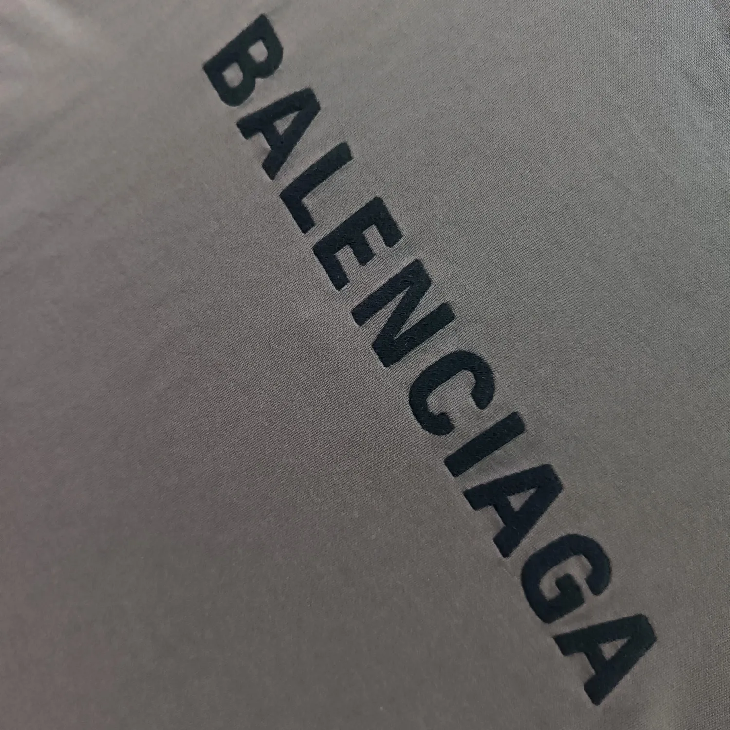 [Launched] Top tested version of BALENCIAGA Paris classic letter embroidery for male and female couples star same style pure cotton loose short-sleeved T-shirt. T-shirt looks simple and classic. The garment-making process is extremely complex. Imported Tajima machine heavy-duty high-density embroidery is used. Fine embroidery without rough edges and stray threads is very tight. The concave and convex texture is obvious. Ready-made garments are heavily embroidered with 4w needles. Breaking the traditional process of embroidering first and then sewing. The embroidery process is different from market currency and highly restores the yb effect. Custom-woven and custom-dyed 280 grams of new color fabrics. Custom-dyed threads in the same vat with zero color difference. Exclusive high quality. Welcome to compare. Same style for men and women. Color: dark purple. Size: XS-L P:260