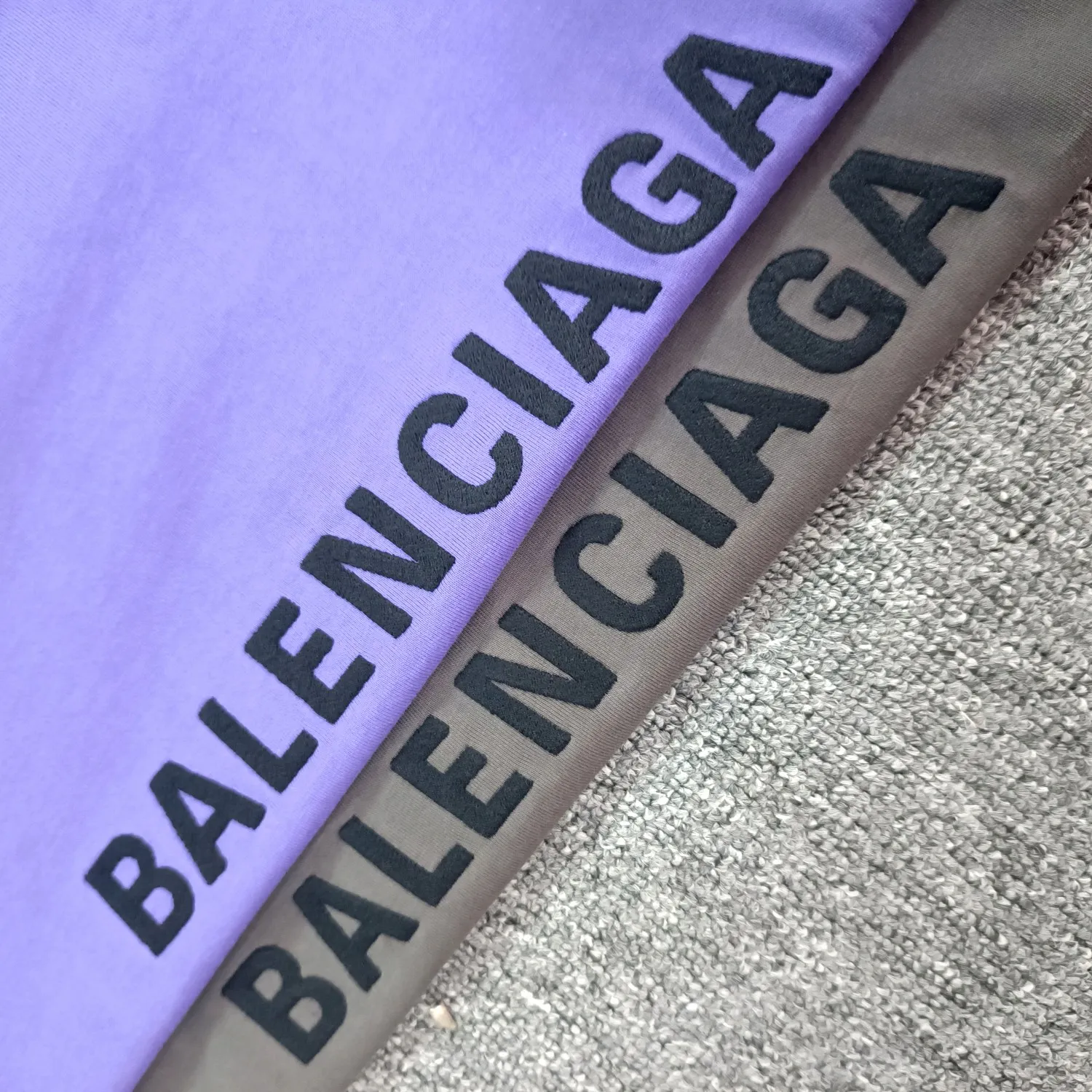 [Launched] Top tested version of BALENCIAGA Paris classic letter embroidery for male and female couples star same style pure cotton loose short-sleeved T-shirt. T-shirt looks simple and classic. The garment-making process is extremely complex. Imported Tajima machine heavy-duty high-density embroidery is used. Fine embroidery without rough edges and stray threads is very tight. The concave and convex texture is obvious. Ready-made garments are heavily embroidered with 4w needles. Breaking the traditional process of embroidering first and then sewing. The embroidery process is different from market currency and highly restores the yb effect. Custom-woven and custom-dyed 280 grams of new color fabrics. Custom-dyed threads in the same vat with zero color difference. Exclusive high quality. Welcome to compare. Same style for men and women. Color: dark purple. Size: XS-L P:260