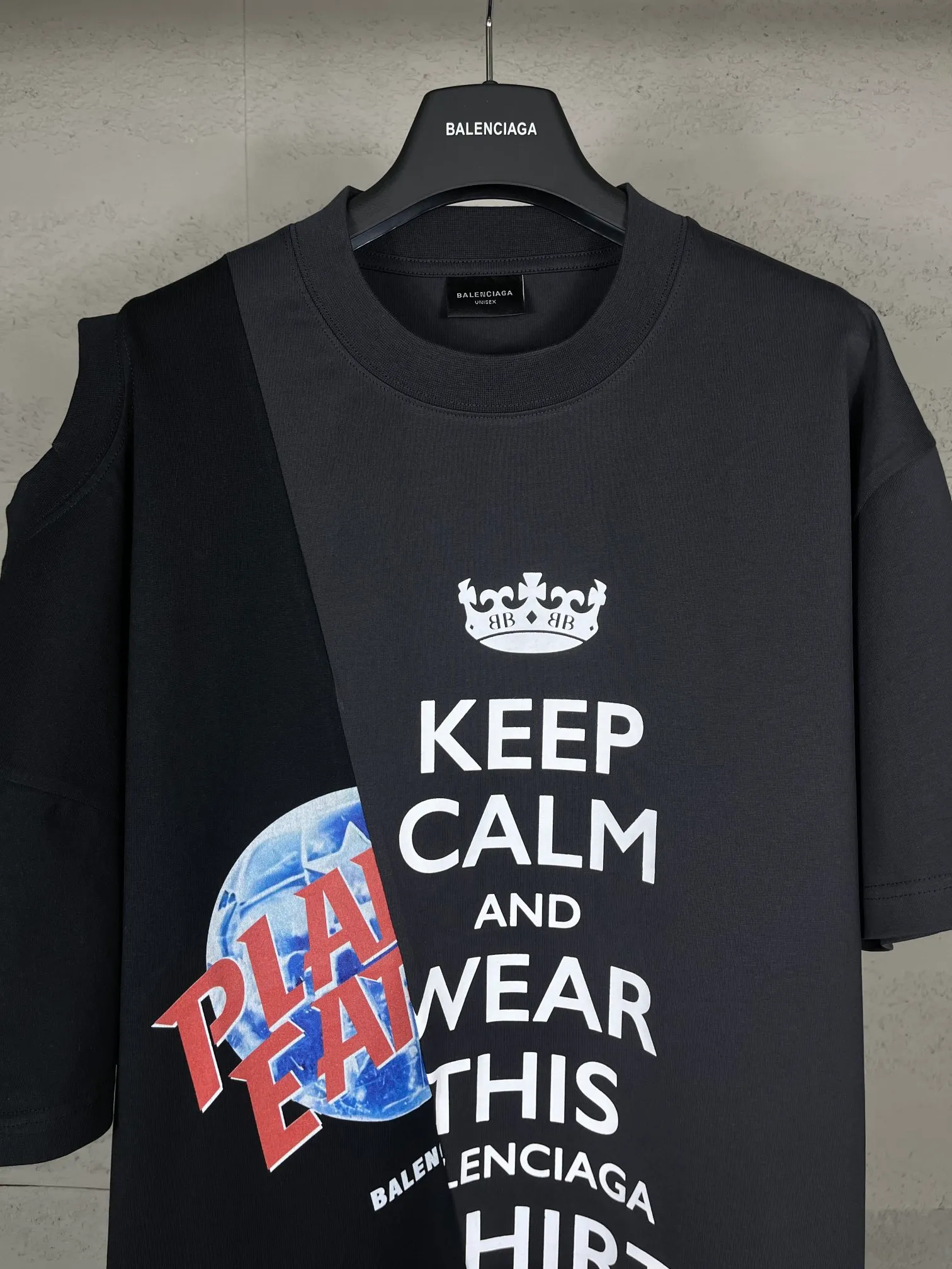 🅿️220 real photos [Top version. Official website quality] BALENCI*GA/Paris. SS25 latest letter LOGO printed splicing off-shoulder short-sleeved T-shirt. Brick cabinet synchronization. Genuine product developed at the first time, happy to print and compare! The fabric is made of Paris ZP custom-woven and dyed cotton double yarn. Weighing 260 grams, the cloth surface is clean. The cloth pattern is clear, soft and comfortable, and the threads are dyed with no color difference. The printing uses environmentally friendly imported materials. The letters are clear and the effect is three-dimensional. The version adopts OS loose shoulder design. Women's model Code: BL253636 Color: black and blue Size: XS S M L