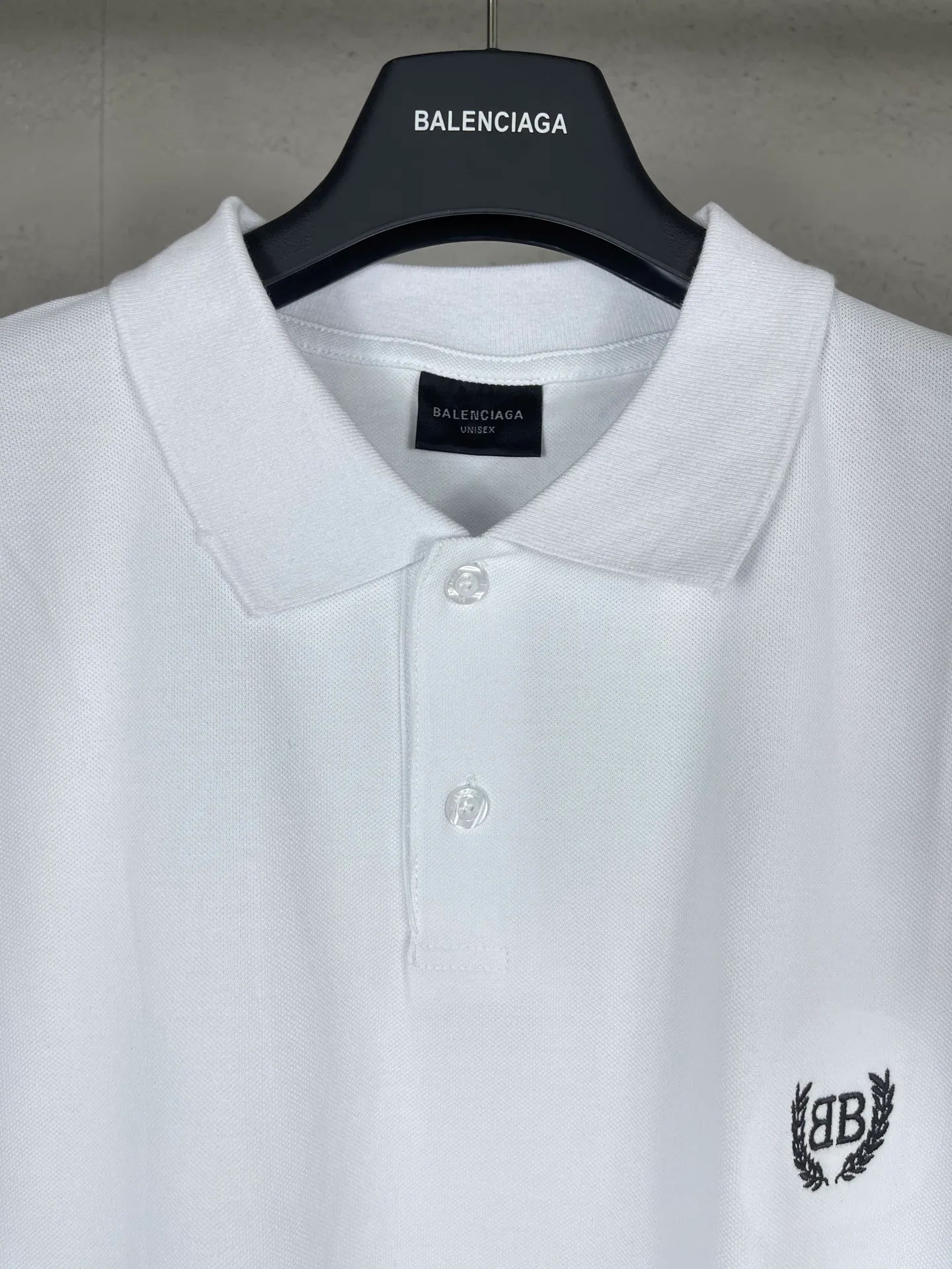 🅿️220 real photos [Top version. Official website quality] BALENCI*GA/Paris #2025 new model with classic LOGO wheat ear embroidery on the front and back, ready-to-wear distressed POLO shirt, front and back slit design, full of design, welcome to compare. The fabric is made of Paris ZP custom-woven and dyed cotton pique, with a weight of 260 grams. The cloth surface is clean. The cloth pattern is clear, soft and comfortable. The threads are woven and dyed with no color difference. The embroidered LOGO is embroidered using imported Tajima embroidery machine. The effect is three-dimensional. Restore the brick cabinet, adopt OS loose shoulder style. Same style for men and women. Coding: BL252208 Color: black, white Size: XS S M L