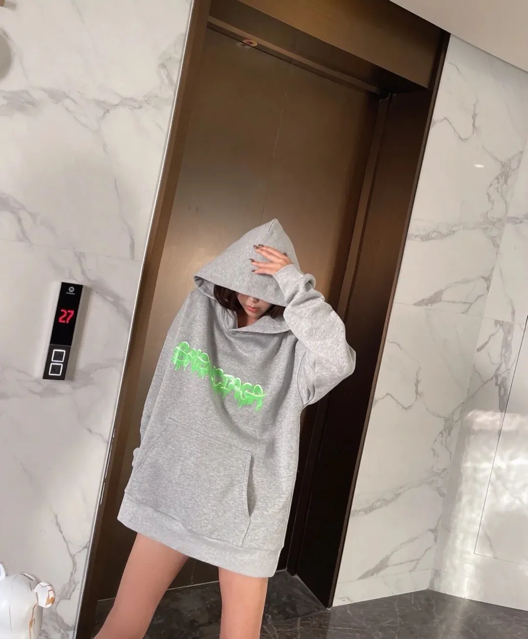 ♻️💯Upper body reference model picture❤️The top tested version BALENCIAGA Balenciaga pink jelly glue dissolved pure cotton loose breathable trendy brand male and female couples same style short sleeves The design elements are still as simple as ever, the letters on the chest are integrated with the jelly melted design, giving an immediate sense of high-end. 100% looped terry cotton fabric, pre-shrunk and washed, multi-dimensional handle. The printing is dot printing, cross-engraved lettering mold, inkjet-style heat transfer. The gel letters are first made and then fixed on the fabric through high-temperature pressing. The elements are simple and versatile. They look great in any combination. Color: black, white, light gray. Size: XS-L P:450