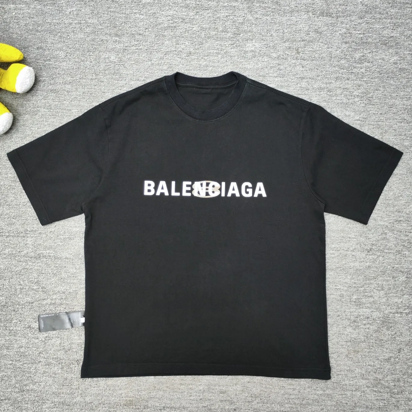 The top approved version BALENCIAGA/Balenciaga 2024 SS mirrored double-loop LOGO classic letter embroidery short-sleeved T-shirt ✅No.1 quality in this market, real ceiling quality ✅All original development drawings pay attention to details to avoid mixed use of stolen pictures by merchants ✅Correct 260g custom-woven and dyed double yarn fabric, soft, breathable and comfortable ✅Imported Tajima embroidery machine 150,000-needle embroidery effect is full, three-dimensional and clear without burrs ✅Custom-dyed thread No color difference No deformation, overweight craftsmanship, different market currency. Here is an explanation of why mine is a little more expensive than others, 1. It seems to be a simple printing or embroidery, but it is not simple at all. 10000% imported machine restoration is not just a word. You are welcome to compare with peers. 2. Each model is produced by the company. The details of the workmanship and fabrics are consistent with the original ones. It is guaranteed to have no color difference with the counters. Reproduction is not scary. Whoever is fake is embarrassed. It’s not shameful to make a replica, it’s shameful if you can’t buy the correct version if you make a replica. 3. Note that the threaded collars are all original collars of certain countries and regions, with high wrapping. The width of the neckline and cabinets are accurate to the millimeter. Thick necklines are not easy to deform. The collars of high-end products are all restored cabinets. They are different from the big collars in the world. Ordinary garbage short-sleeves are printed with a print. The clavicle of the upper body is exposed. Please be patient. Customers who have bought genuine products or have seen genuine products will come back to place orders again. This is quality. This is quality. 4. Different styles of washed wheat main wheat, including imported wheat, have different colors and codes. Really restore the counter. As we all know, Balenciaga has different English or different colors on the collar labels of each quarter. This distinguishes the fast food products with the same common main wheat washed wheat. 5. Pay attention to the workmanship. The stitching at the neckline has no folds, smooth and natural without overlapping lines, and truly restores this. This is something that many people cannot do. 6. The fabric is made of 260g Paris-specific double yarn. No one can make better fabrics than my family. There's really no way to compare it with the ordinary version on the market. Respect it. It's genuine and costs thousands of dollars anyway. Don't buy street stalls. Quality 7. The workmanship is fully restored. The packaging is fully restored. The cost is huge. 8. I guarantee here that this is the highest quality you can find. Size: S--XL Color: Black White P: 260