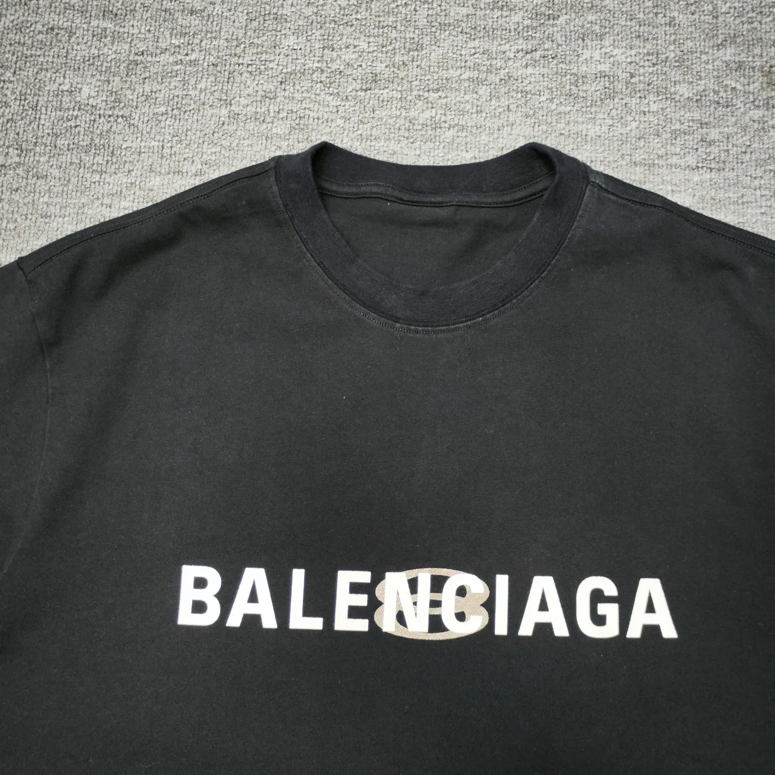 The top approved version BALENCIAGA/Balenciaga 2024 SS mirrored double-loop LOGO classic letter embroidery short-sleeved T-shirt ✅No.1 quality in this market, real ceiling quality ✅All original development drawings pay attention to details to avoid mixed use of stolen pictures by merchants ✅Correct 260g custom-woven and dyed double yarn fabric, soft, breathable and comfortable ✅Imported Tajima embroidery machine 150,000-needle embroidery effect is full, three-dimensional and clear without burrs ✅Custom-dyed thread No color difference No deformation, overweight craftsmanship, different market currency. Here is an explanation of why mine is a little more expensive than others, 1. It seems to be a simple printing or embroidery, but it is not simple at all. 10000% imported machine restoration is not just a word. You are welcome to compare with peers. 2. Each model is produced by the company. The details of the workmanship and fabrics are consistent with the original ones. It is guaranteed to have no color difference with the counters. Reproduction is not scary. Whoever is fake is embarrassed. It’s not shameful to make a replica, it’s shameful if you can’t buy the correct version if you make a replica. 3. Note that the threaded collars are all original collars of certain countries and regions, with high wrapping. The width of the neckline and cabinets are accurate to the millimeter. Thick necklines are not easy to deform. The collars of high-end products are all restored cabinets. They are different from the big collars in the world. Ordinary garbage short-sleeves are printed with a print. The clavicle of the upper body is exposed. Please be patient. Customers who have bought genuine products or have seen genuine products will come back to place orders again. This is quality. This is quality. 4. Different styles of washed wheat main wheat, including imported wheat, have different colors and codes. Really restore the counter. As we all know, Balenciaga has different English or different colors on the collar labels of each quarter. This distinguishes the fast food products with the same common main wheat washed wheat. 5. Pay attention to the workmanship. The stitching at the neckline has no folds, smooth and natural without overlapping lines, and truly restores this. This is something that many people cannot do. 6. The fabric is made of 260g Paris-specific double yarn. No one can make better fabrics than my family. There's really no way to compare it with the ordinary version on the market. Respect it. It's genuine and costs thousands of dollars anyway. Don't buy street stalls. Quality 7. The workmanship is fully restored. The packaging is fully restored. The cost is huge. 8. I guarantee here that this is the highest quality you can find. Size: S--XL Color: Black White P: 260