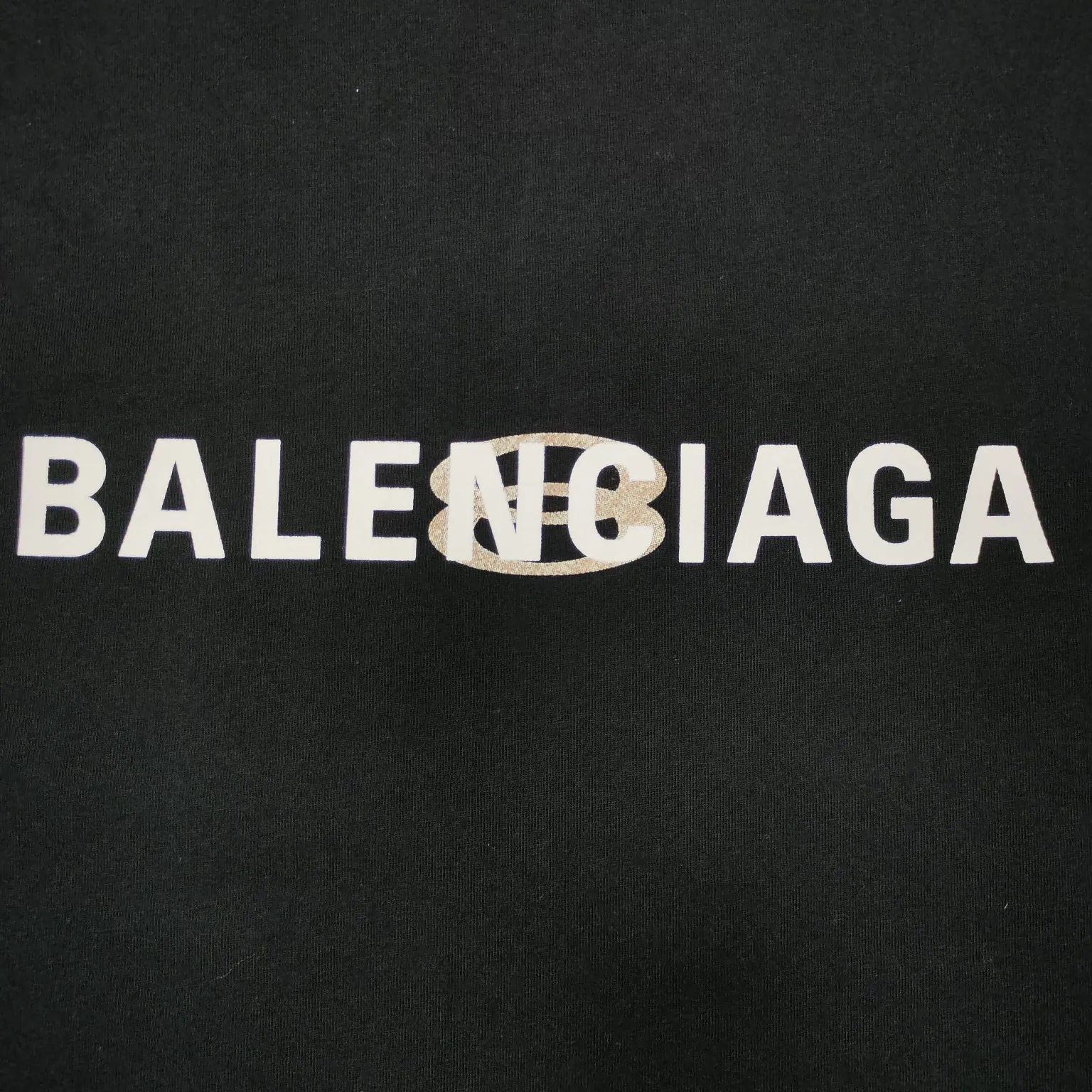 The top approved version BALENCIAGA/Balenciaga 2024 SS mirrored double-loop LOGO classic letter embroidery short-sleeved T-shirt ✅No.1 quality in this market, real ceiling quality ✅All original development drawings pay attention to details to avoid mixed use of stolen pictures by merchants ✅Correct 260g custom-woven and dyed double yarn fabric, soft, breathable and comfortable ✅Imported Tajima embroidery machine 150,000-needle embroidery effect is full, three-dimensional and clear without burrs ✅Custom-dyed thread No color difference No deformation, overweight craftsmanship, different market currency. Here is an explanation of why mine is a little more expensive than others, 1. It seems to be a simple printing or embroidery, but it is not simple at all. 10000% imported machine restoration is not just a word. You are welcome to compare with peers. 2. Each model is produced by the company. The details of the workmanship and fabrics are consistent with the original ones. It is guaranteed to have no color difference with the counters. Reproduction is not scary. Whoever is fake is embarrassed. It’s not shameful to make a replica, it’s shameful if you can’t buy the correct version if you make a replica. 3. Note that the threaded collars are all original collars of certain countries and regions, with high wrapping. The width of the neckline and cabinets are accurate to the millimeter. Thick necklines are not easy to deform. The collars of high-end products are all restored cabinets. They are different from the big collars in the world. Ordinary garbage short-sleeves are printed with a print. The clavicle of the upper body is exposed. Please be patient. Customers who have bought genuine products or have seen genuine products will come back to place orders again. This is quality. This is quality. 4. Different styles of washed wheat main wheat, including imported wheat, have different colors and codes. Really restore the counter. As we all know, Balenciaga has different English or different colors on the collar labels of each quarter. This distinguishes the fast food products with the same common main wheat washed wheat. 5. Pay attention to the workmanship. The stitching at the neckline has no folds, smooth and natural without overlapping lines, and truly restores this. This is something that many people cannot do. 6. The fabric is made of 260g Paris-specific double yarn. No one can make better fabrics than my family. There's really no way to compare it with the ordinary version on the market. Respect it. It's genuine and costs thousands of dollars anyway. Don't buy street stalls. Quality 7. The workmanship is fully restored. The packaging is fully restored. The cost is huge. 8. I guarantee here that this is the highest quality you can find. Size: S--XL Color: Black White P: 260