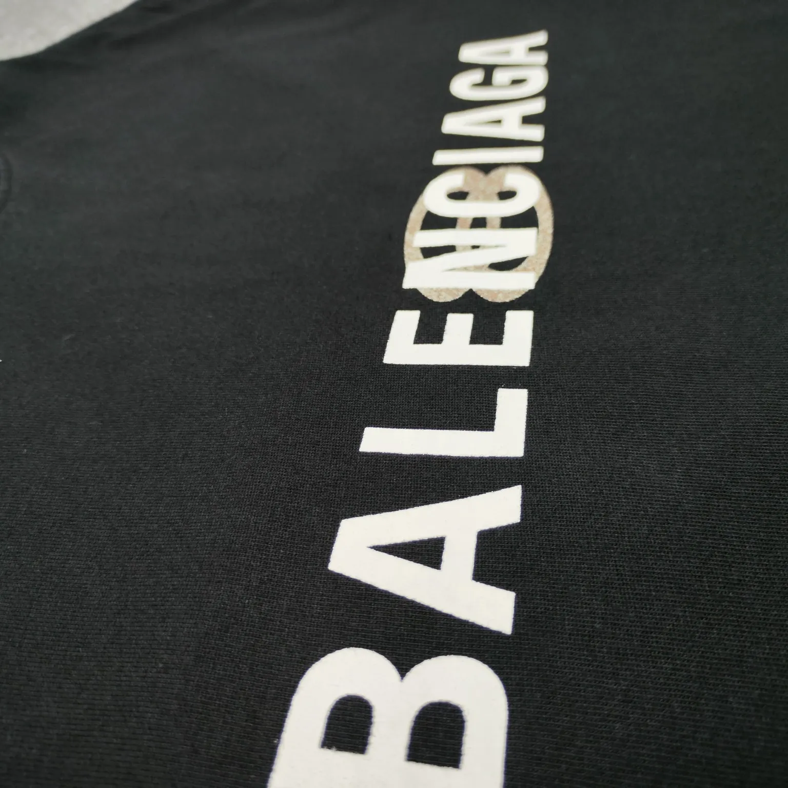 The top approved version BALENCIAGA/Balenciaga 2024 SS mirrored double-loop LOGO classic letter embroidery short-sleeved T-shirt ✅No.1 quality in this market, real ceiling quality ✅All original development drawings pay attention to details to avoid mixed use of stolen pictures by merchants ✅Correct 260g custom-woven and dyed double yarn fabric, soft, breathable and comfortable ✅Imported Tajima embroidery machine 150,000-needle embroidery effect is full, three-dimensional and clear without burrs ✅Custom-dyed thread No color difference No deformation, overweight craftsmanship, different market currency. Here is an explanation of why mine is a little more expensive than others, 1. It seems to be a simple printing or embroidery, but it is not simple at all. 10000% imported machine restoration is not just a word. You are welcome to compare with peers. 2. Each model is produced by the company. The details of the workmanship and fabrics are consistent with the original ones. It is guaranteed to have no color difference with the counters. Reproduction is not scary. Whoever is fake is embarrassed. It’s not shameful to make a replica, it’s shameful if you can’t buy the correct version if you make a replica. 3. Note that the threaded collars are all original collars of certain countries and regions, with high wrapping. The width of the neckline and cabinets are accurate to the millimeter. Thick necklines are not easy to deform. The collars of high-end products are all restored cabinets. They are different from the big collars in the world. Ordinary garbage short-sleeves are printed with a print. The clavicle of the upper body is exposed. Please be patient. Customers who have bought genuine products or have seen genuine products will come back to place orders again. This is quality. This is quality. 4. Different styles of washed wheat main wheat, including imported wheat, have different colors and codes. Really restore the counter. As we all know, Balenciaga has different English or different colors on the collar labels of each quarter. This distinguishes the fast food products with the same common main wheat washed wheat. 5. Pay attention to the workmanship. The stitching at the neckline has no folds, smooth and natural without overlapping lines, and truly restores this. This is something that many people cannot do. 6. The fabric is made of 260g Paris-specific double yarn. No one can make better fabrics than my family. There's really no way to compare it with the ordinary version on the market. Respect it. It's genuine and costs thousands of dollars anyway. Don't buy street stalls. Quality 7. The workmanship is fully restored. The packaging is fully restored. The cost is huge. 8. I guarantee here that this is the highest quality you can find. Size: S--XL Color: Black White P: 260